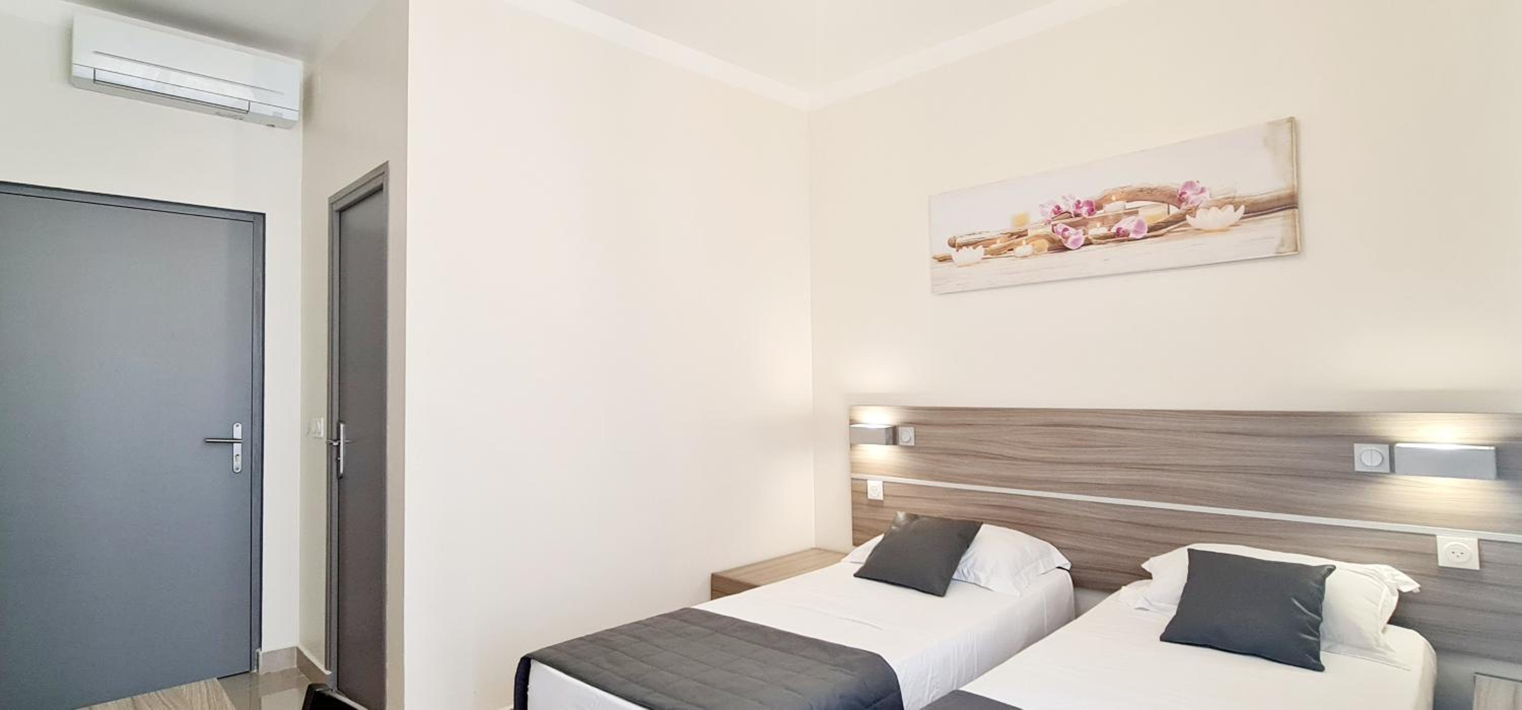 Double or Twin Room - Photo 11