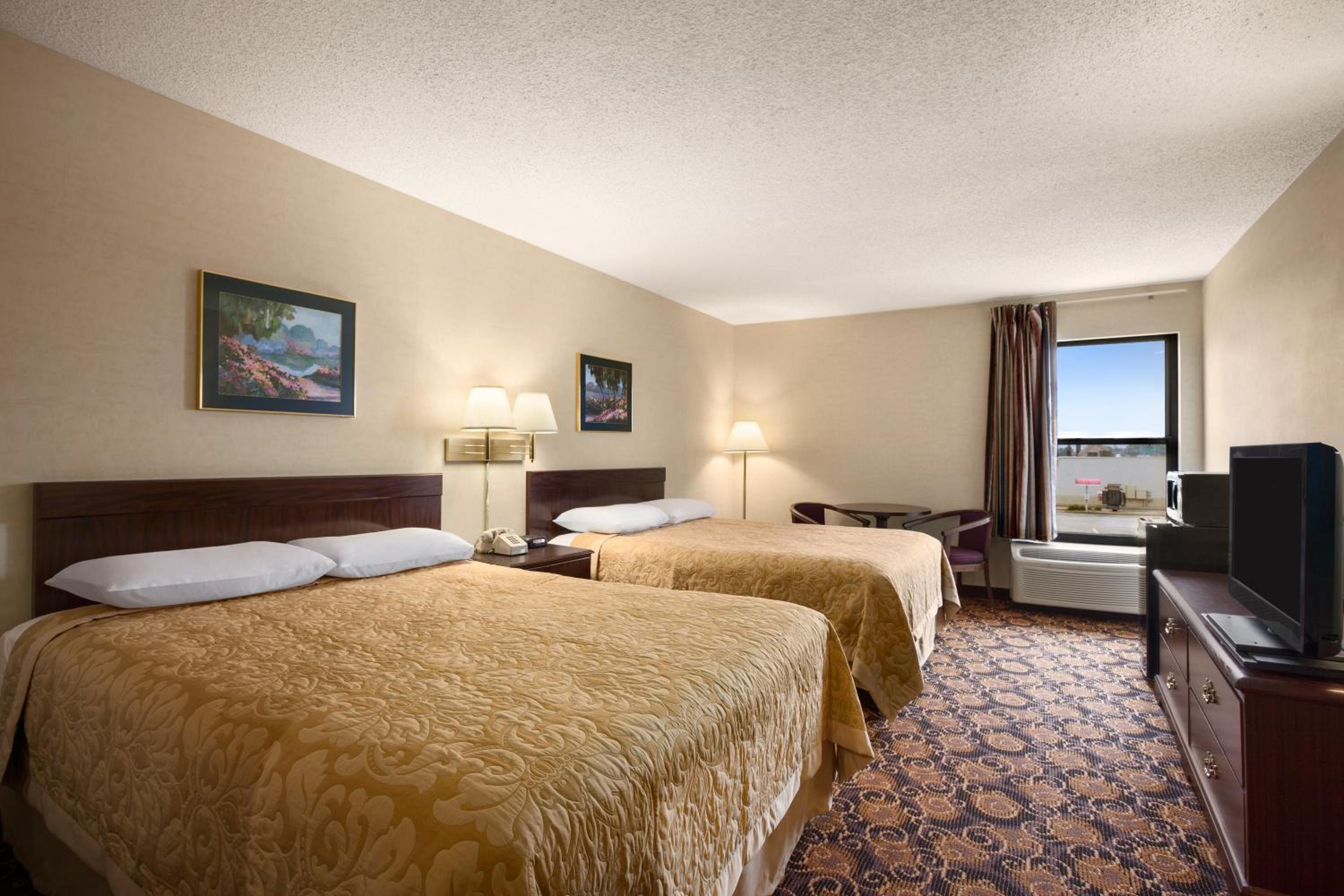 Queen Room with Two Queen Beds - Non-Smoking - Photo 4