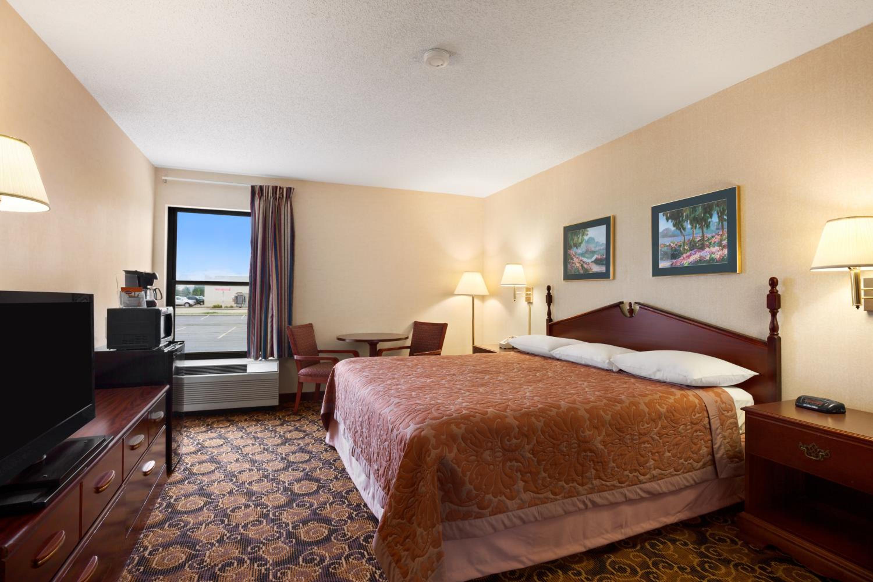 King Room - Non-Smoking - Photo 2