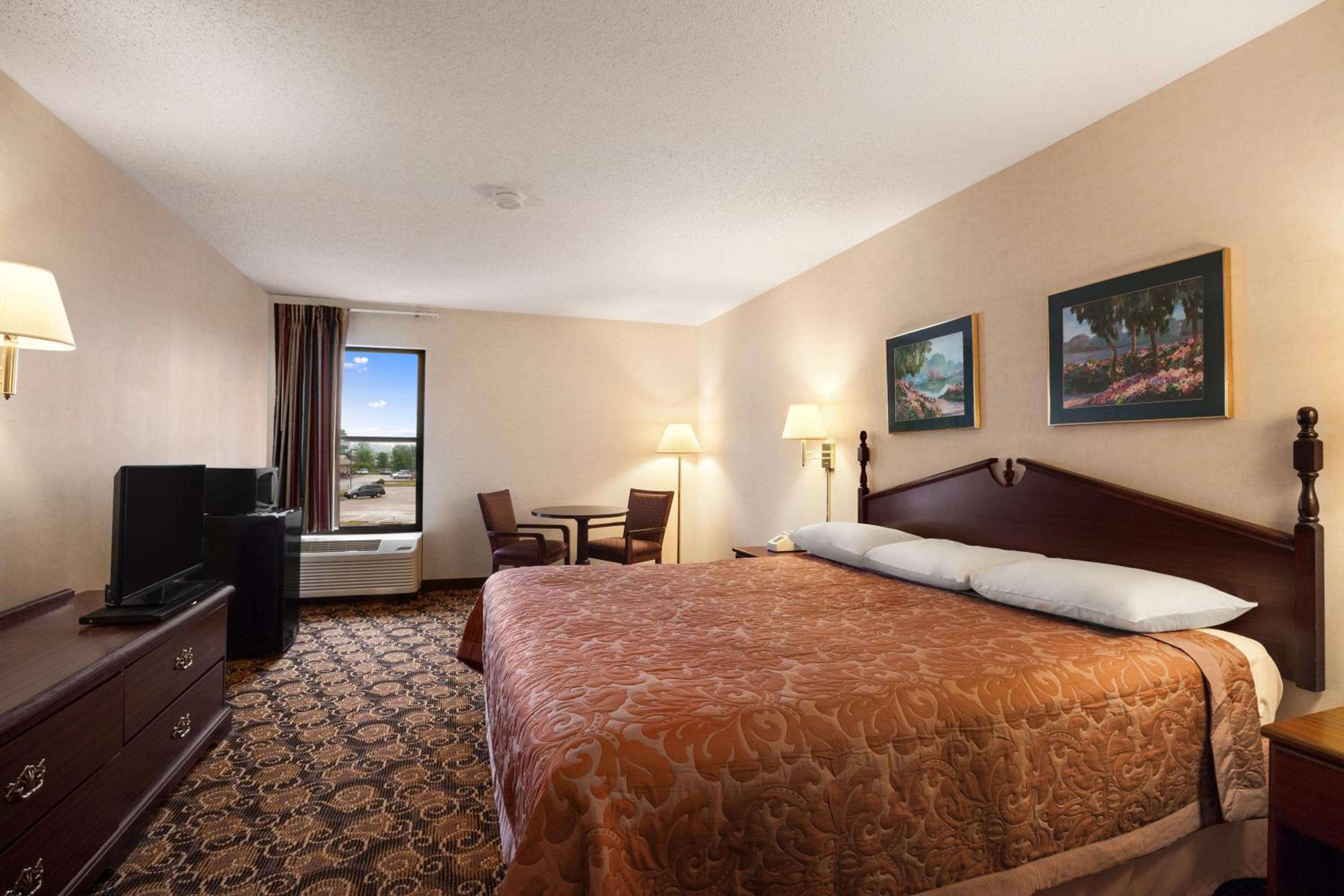 King Room - Non-Smoking - Photo 1