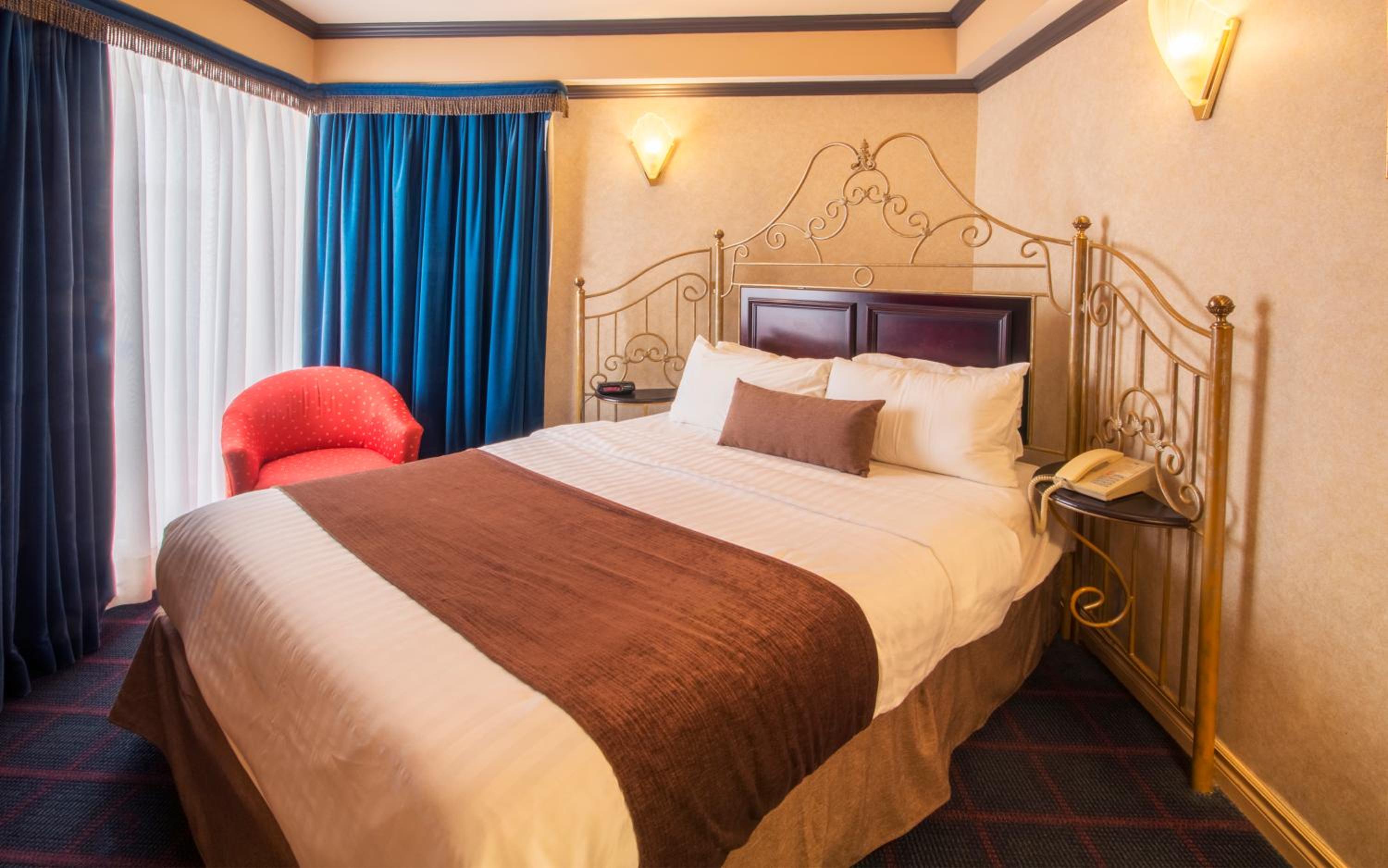 Queen Room With Sofa Bed And Kitchenette photo 1