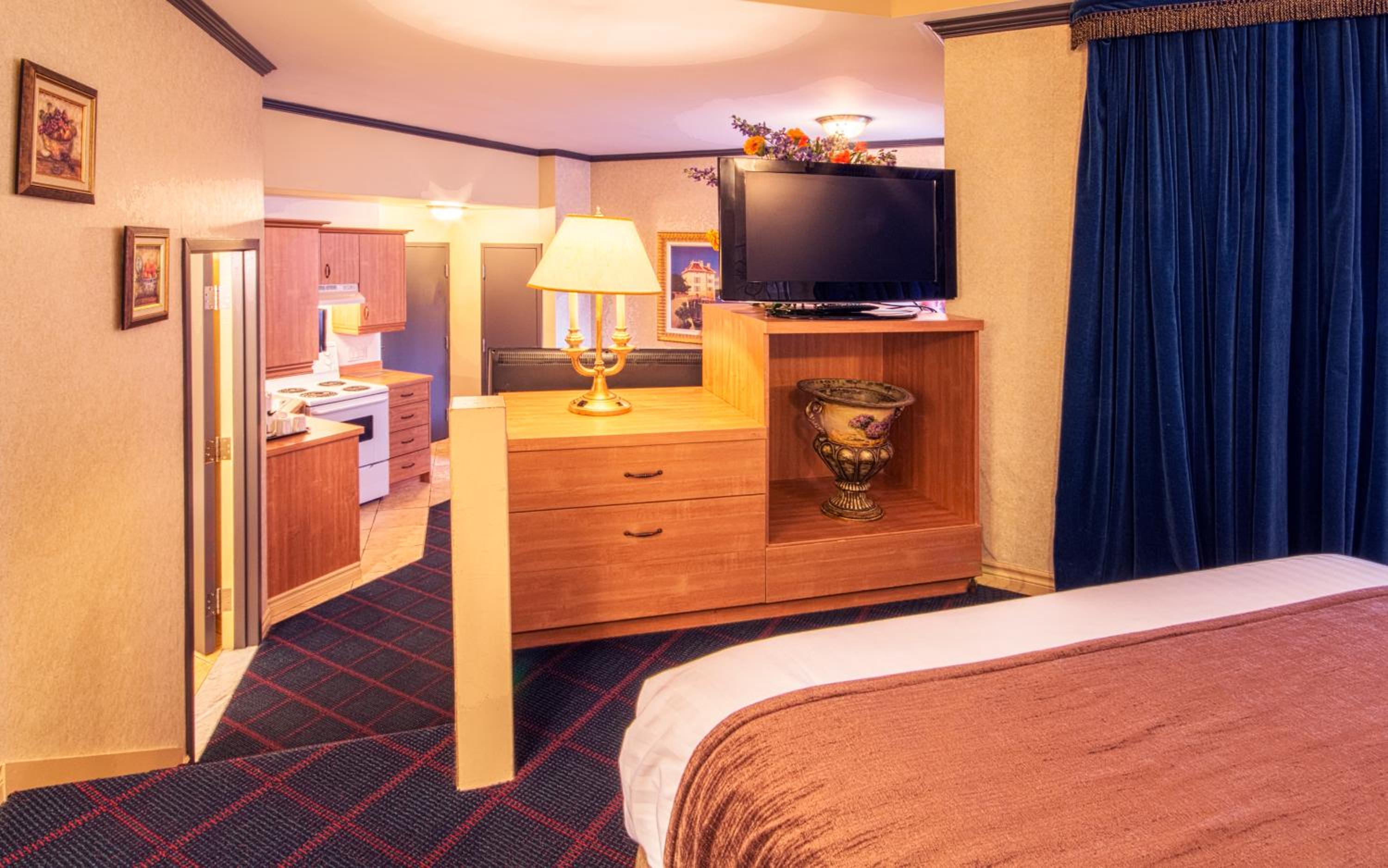 Queen Room With Sofa Bed And Kitchenette photo 3