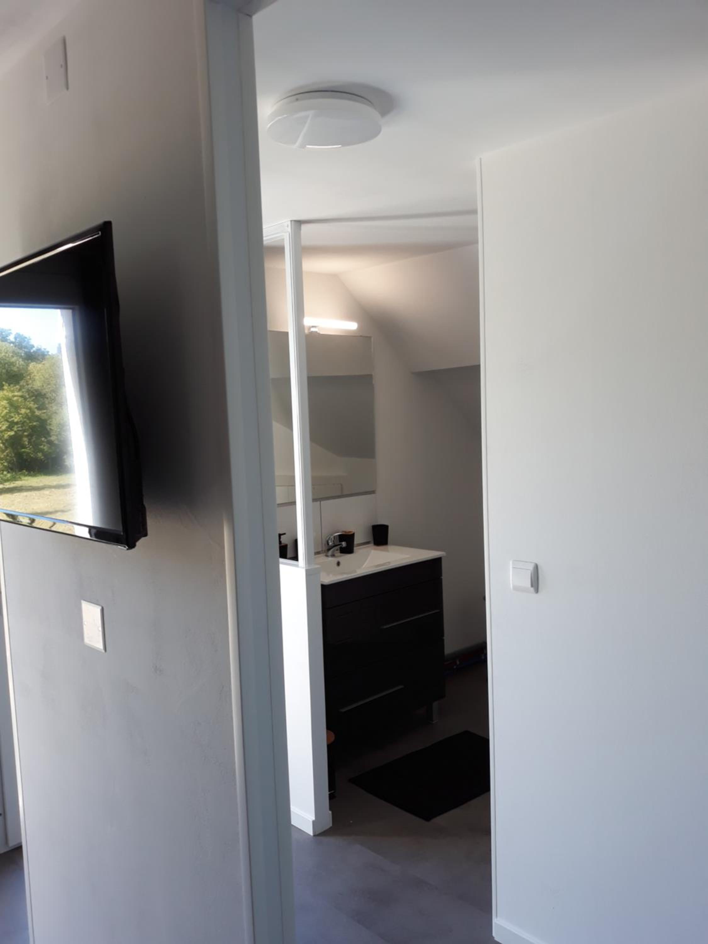 Deluxe Double Room with Shower - Photo 5