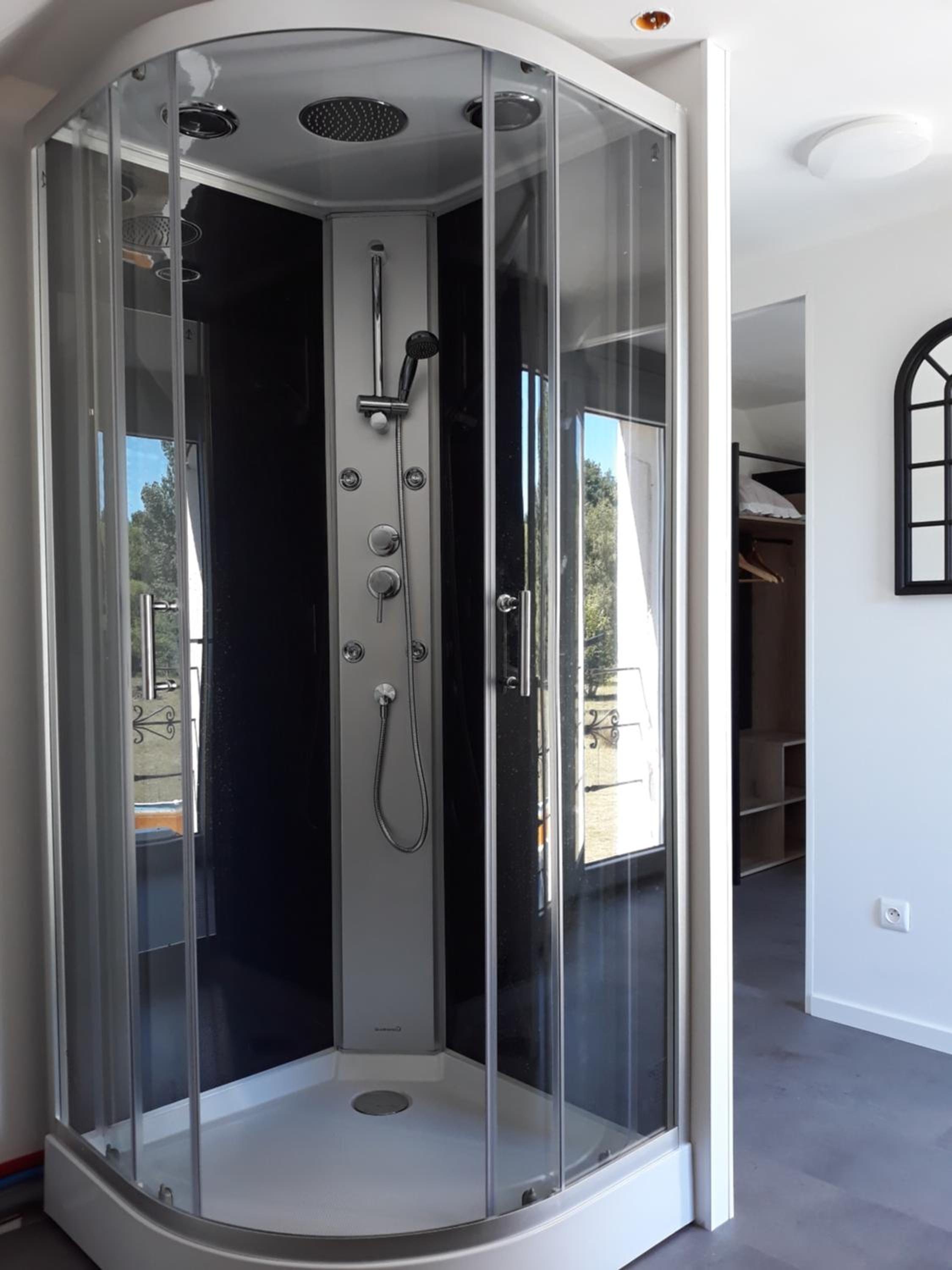 Deluxe Double Room with Shower - Photo 4