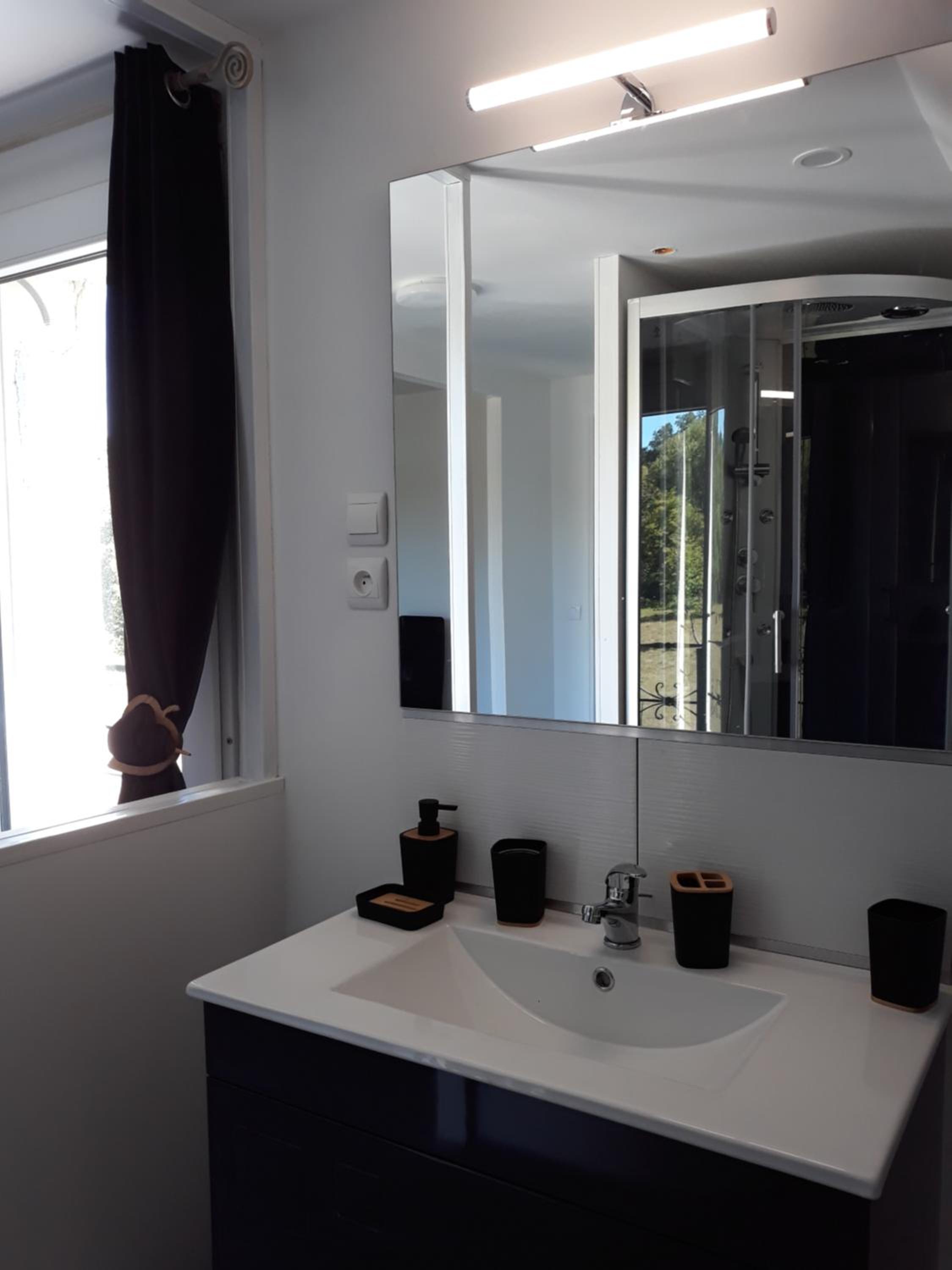 Deluxe Double Room with Shower - Photo 3