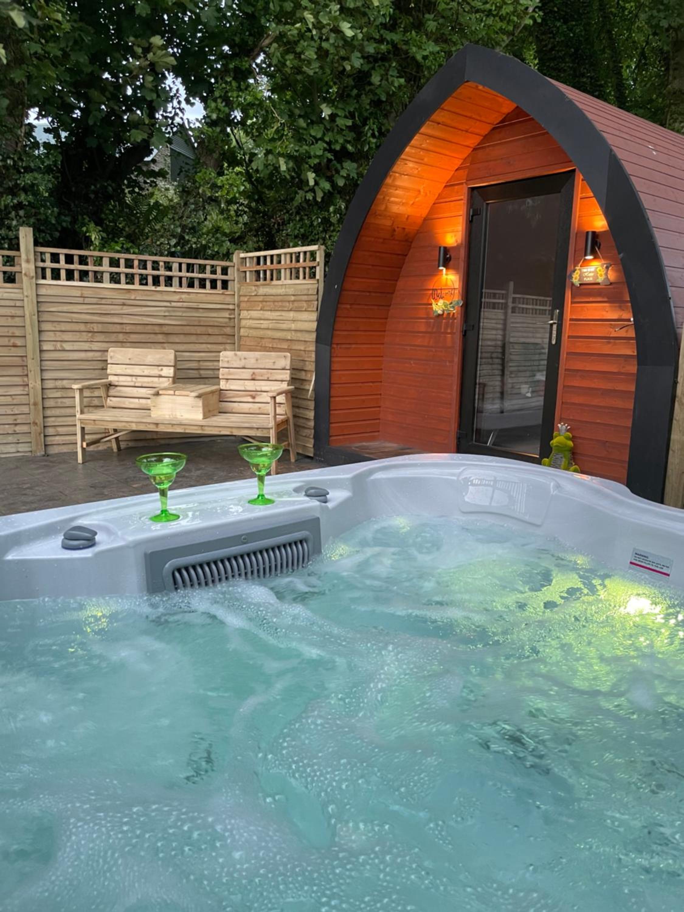 Double Room with Private Bathroom - Photo 2