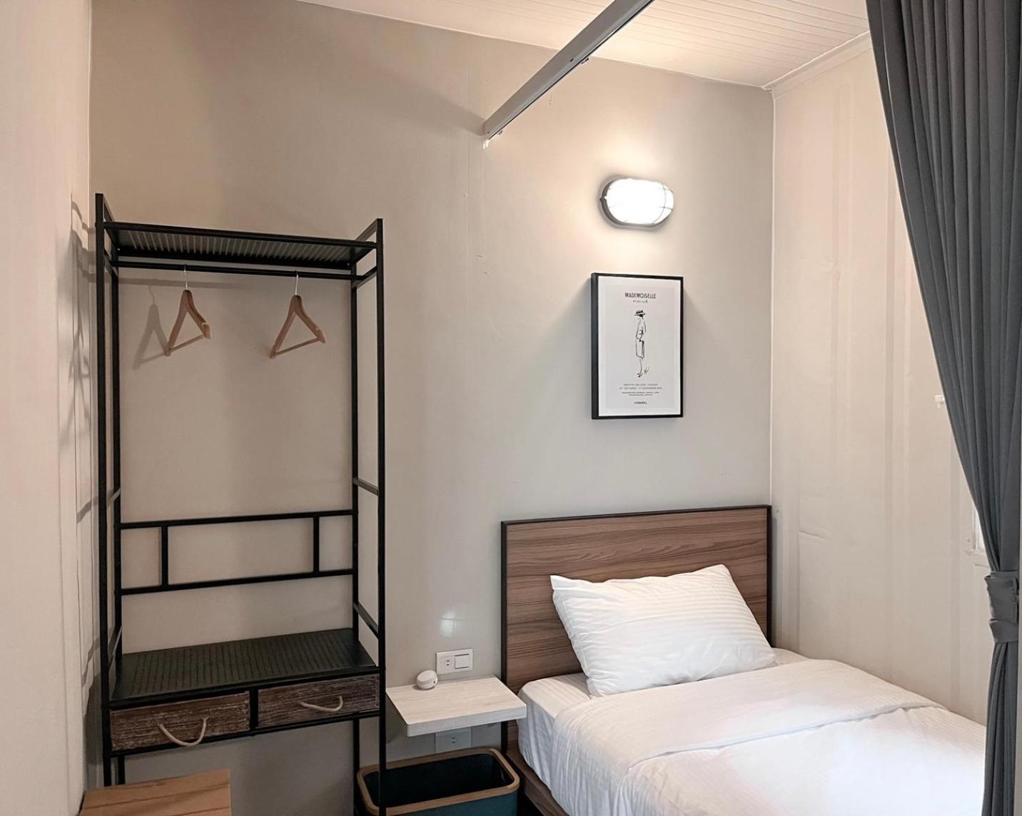 Standard Twin Room with Shared Bathroom - Photo 1