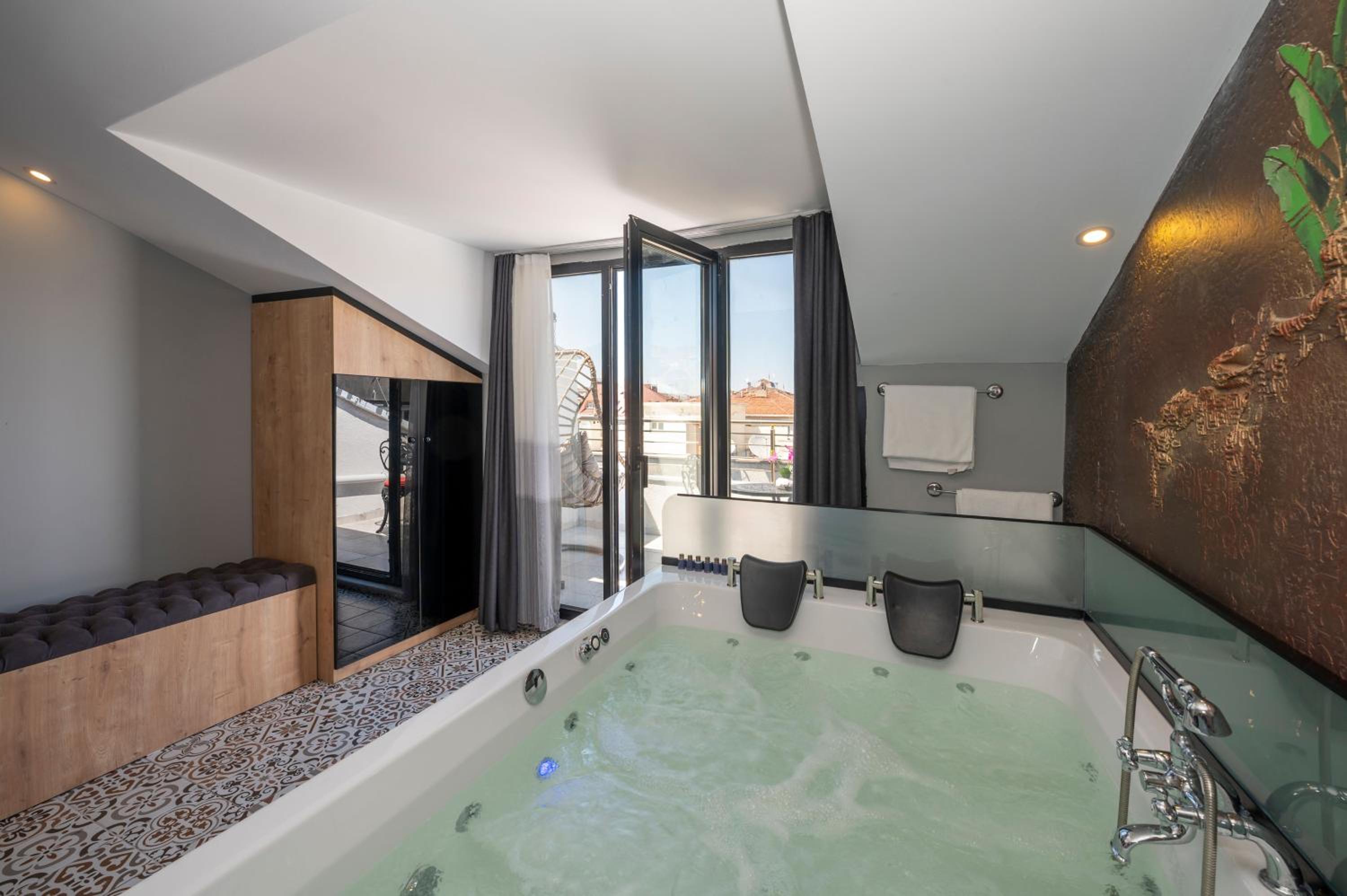 Queen Room with Spa Bath photo 2