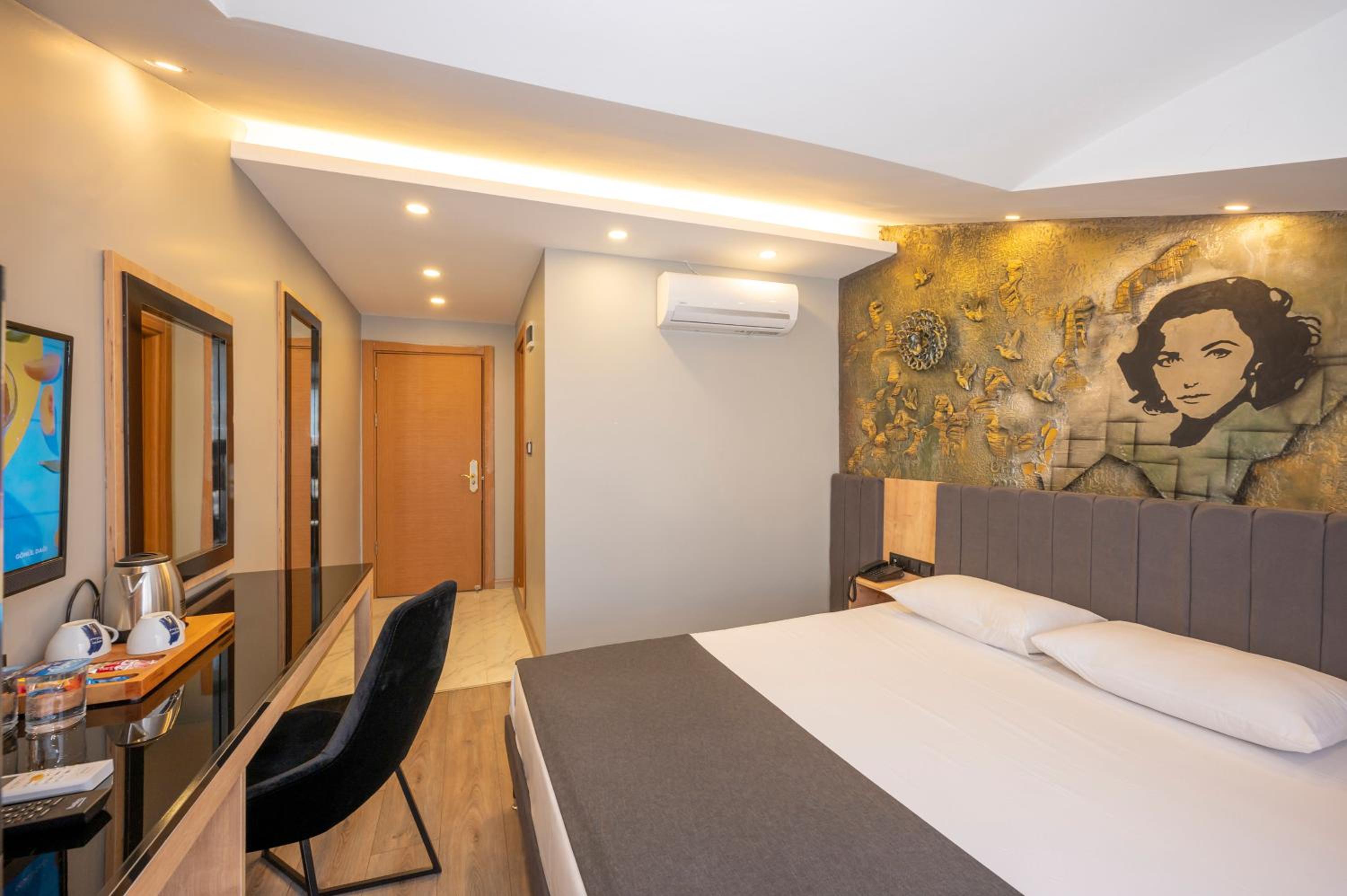 Deluxe Double Room with Balcony photo 2