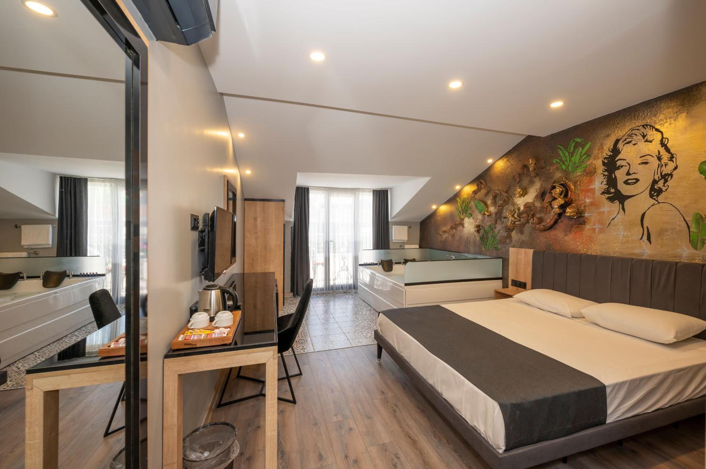 Queen Room with Spa Bath photo 1
