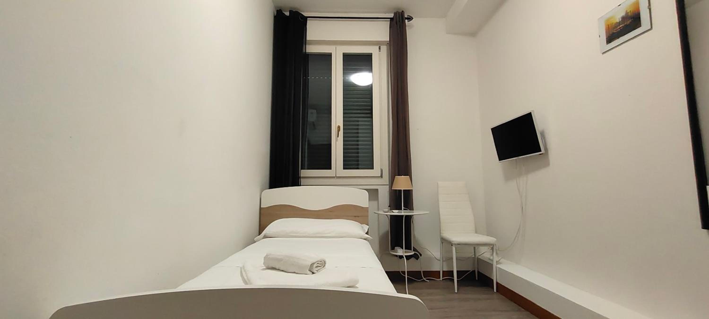 Single Room with Shared Bathroom photo 3