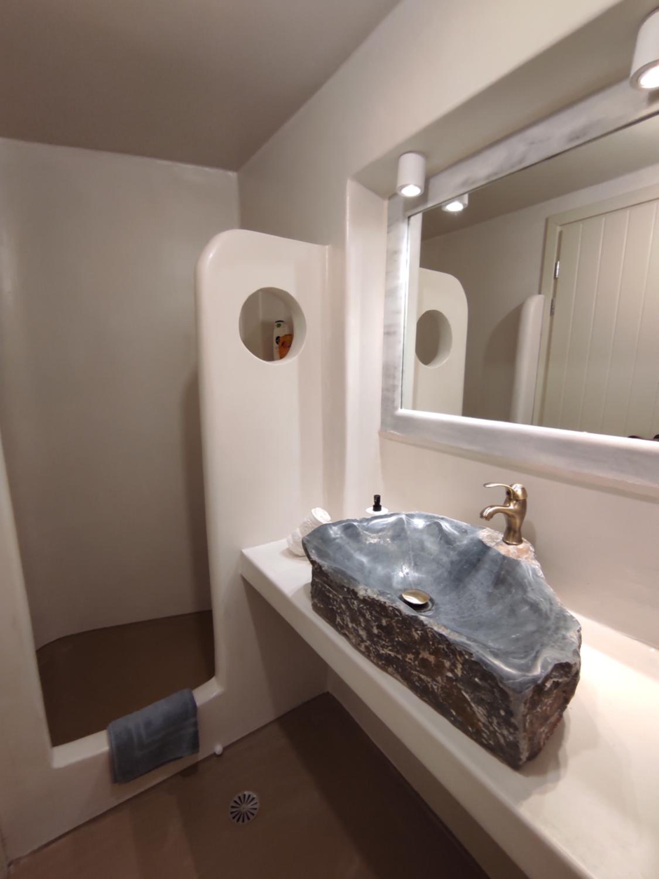 One-Bedroom House - Photo 13
