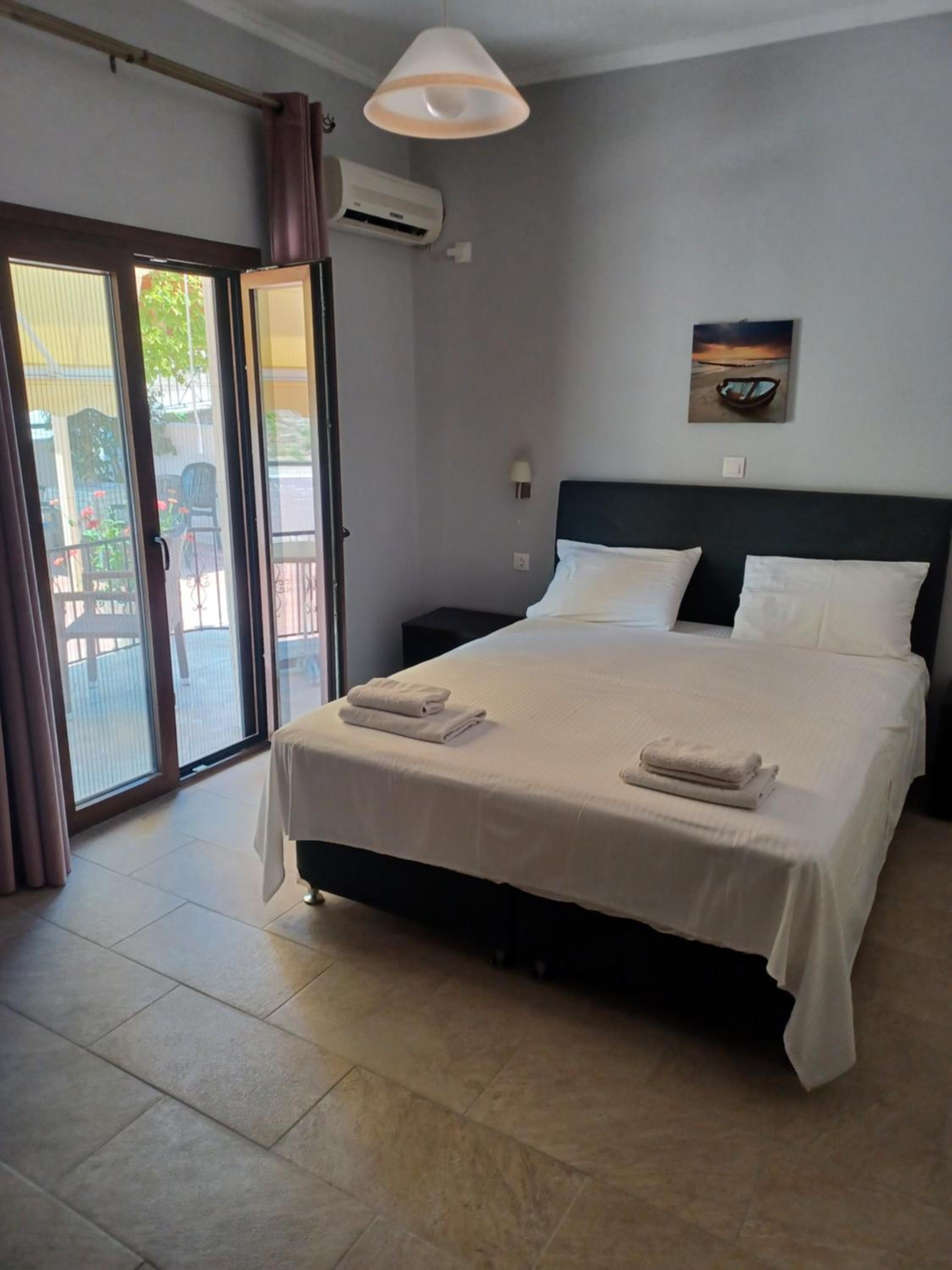 Deluxe Double Room with Balcony - Photo 7