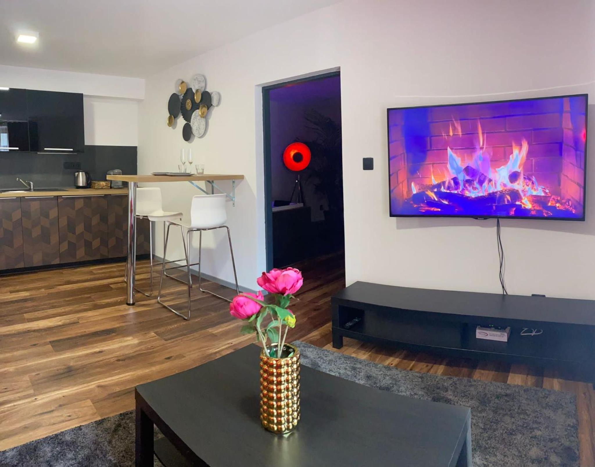 One-Bedroom Apartment - Photo 2