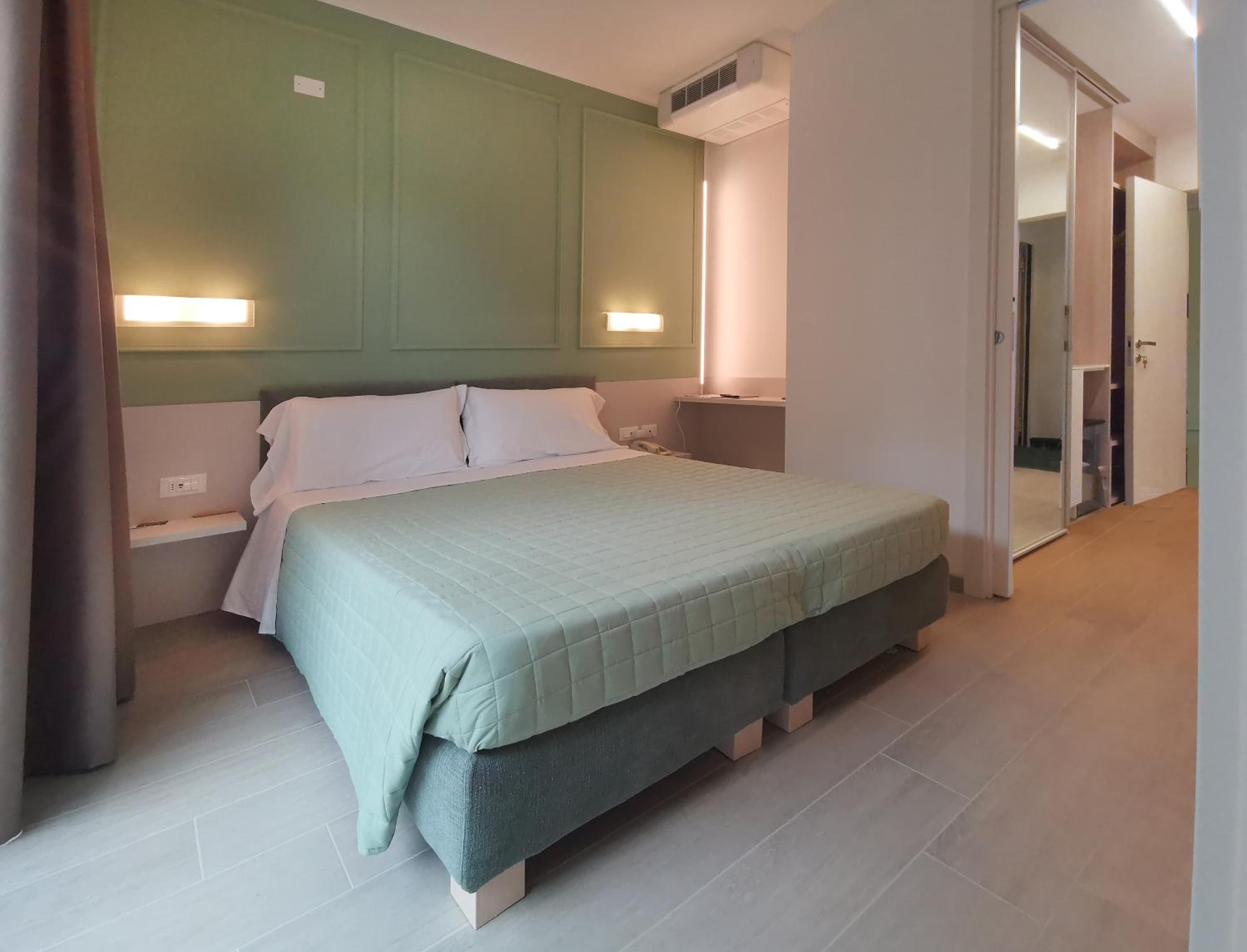 Family Suite with Balcony - Photo 6