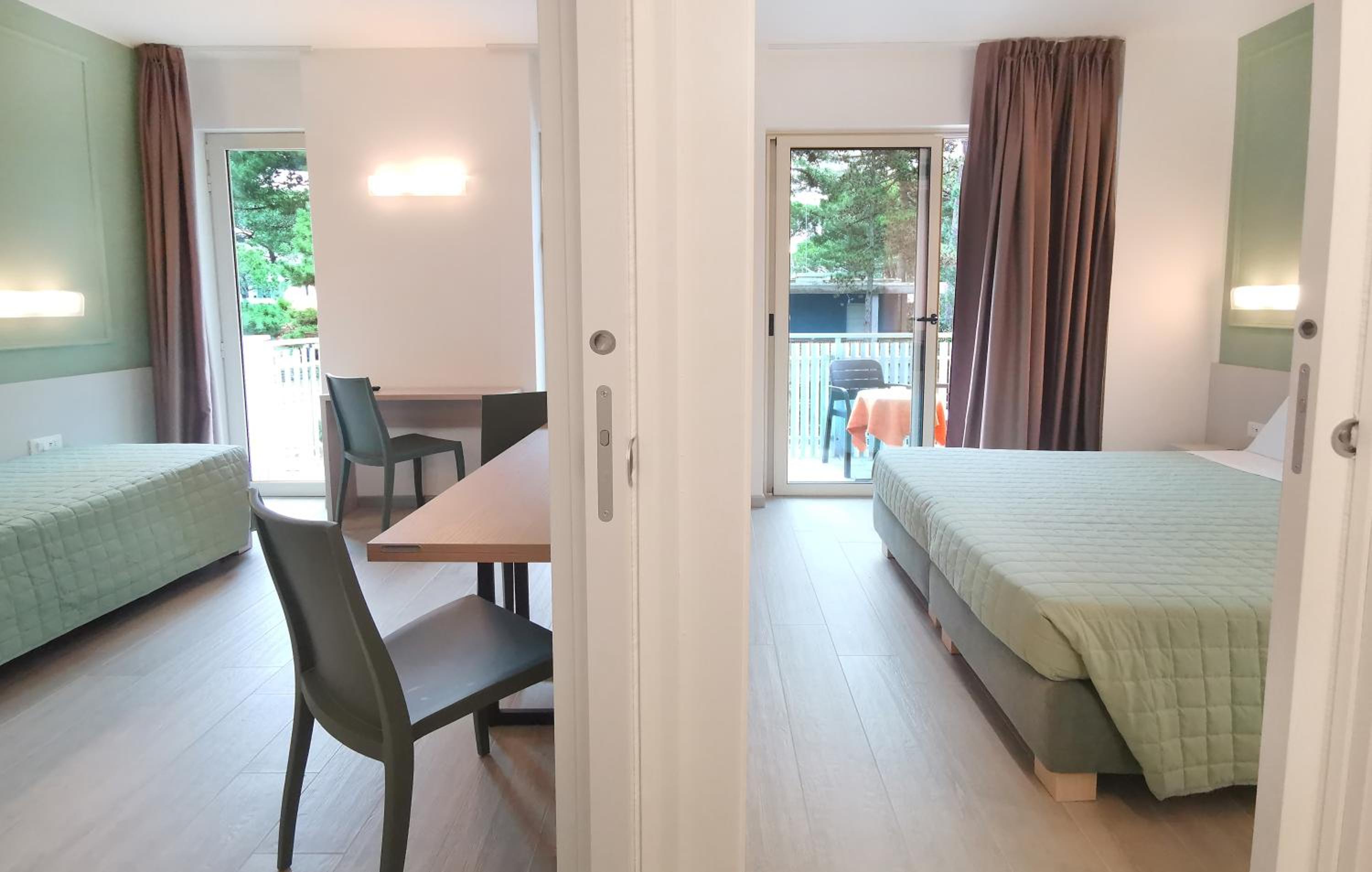Family Suite with Balcony - Photo 7