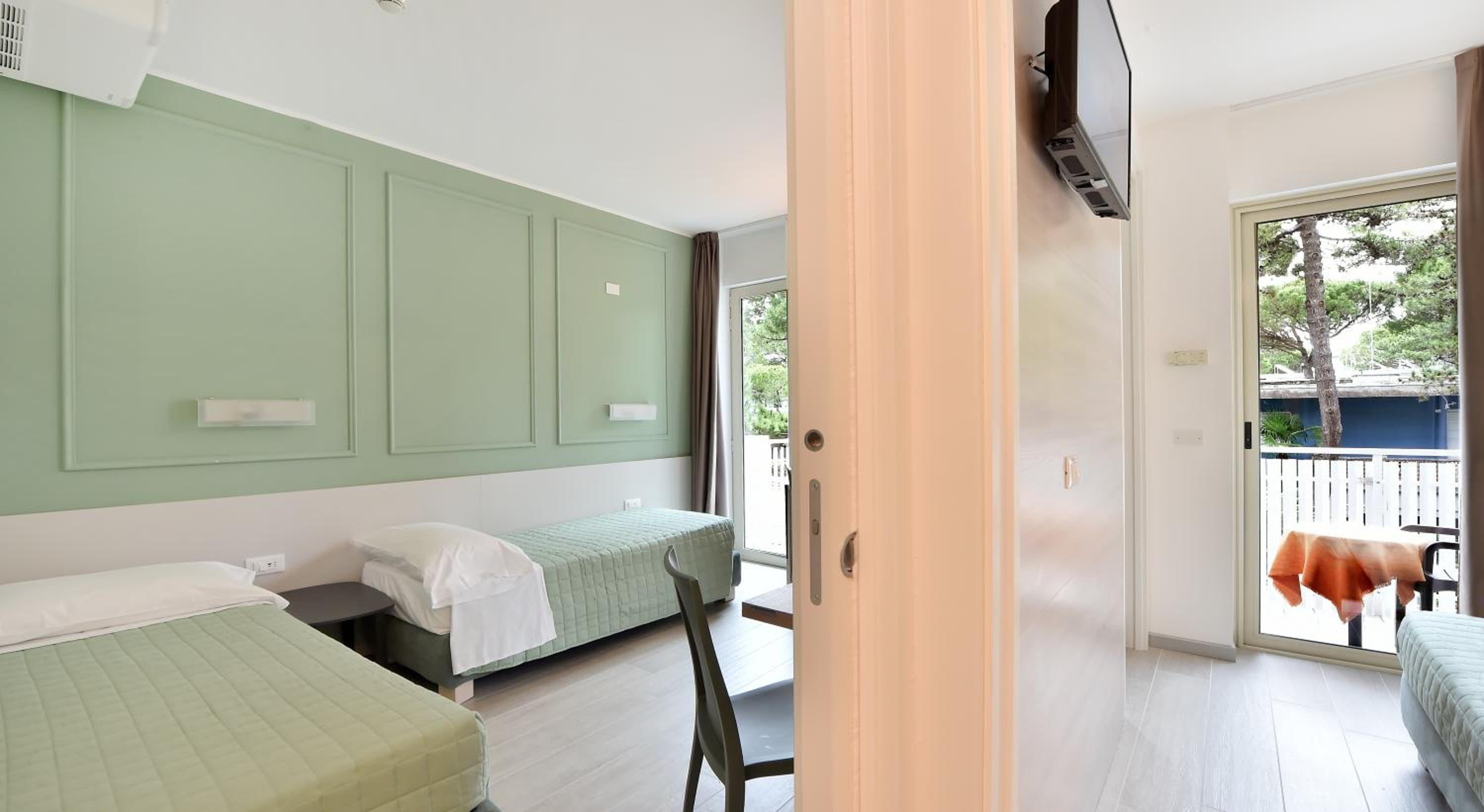 Family Suite with Balcony - Photo 8