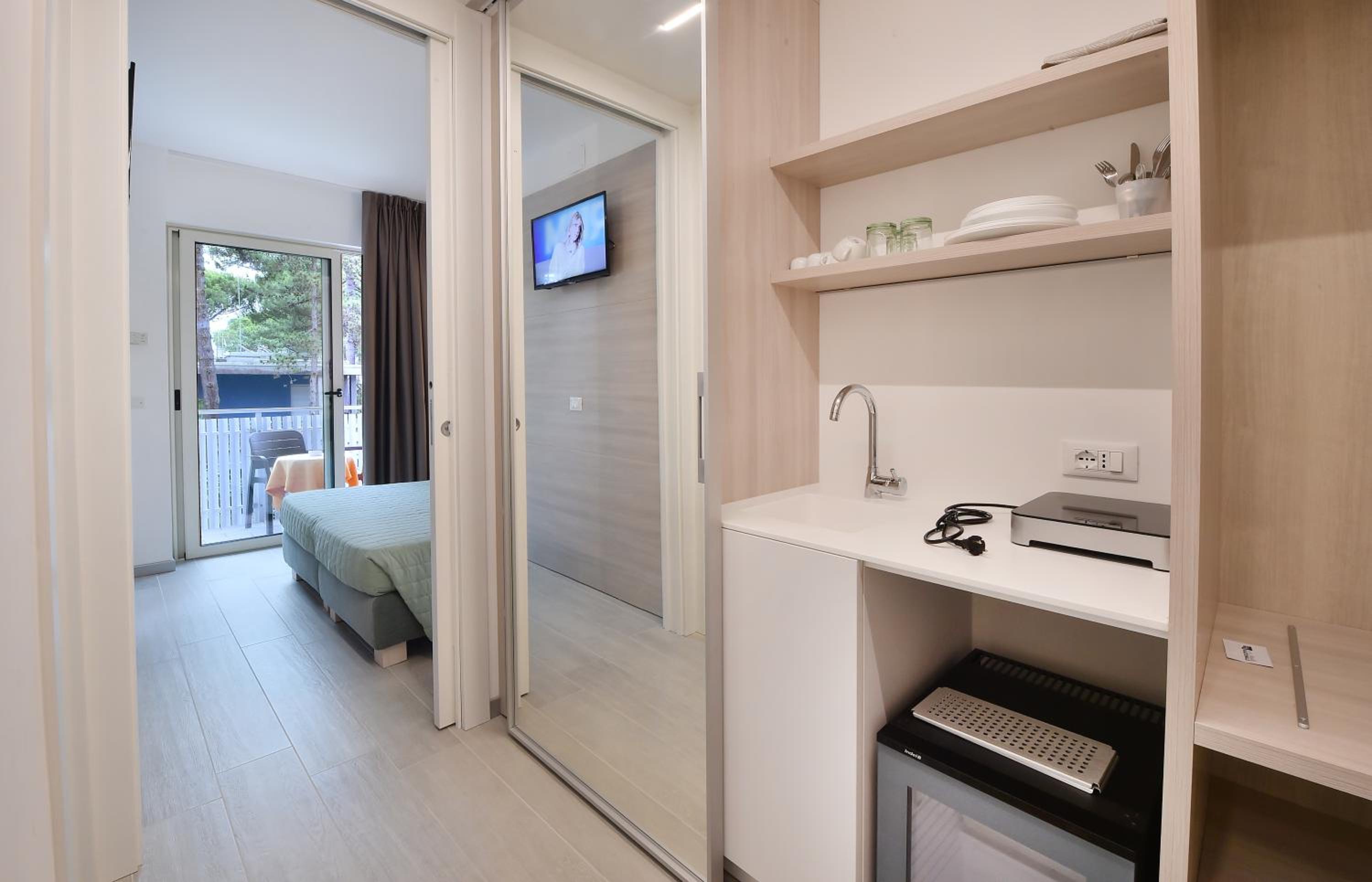 Family Suite with Balcony - Photo 10