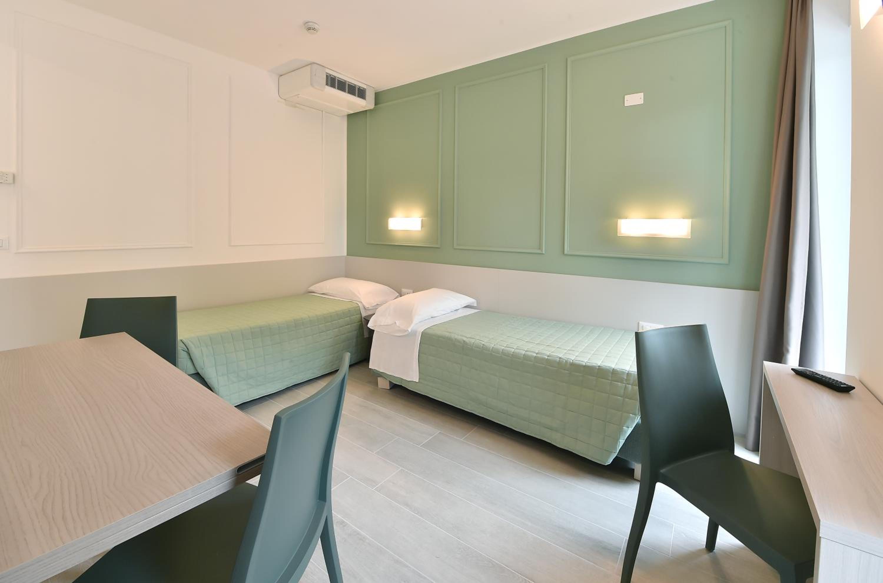 Family Suite with Balcony - Photo 11