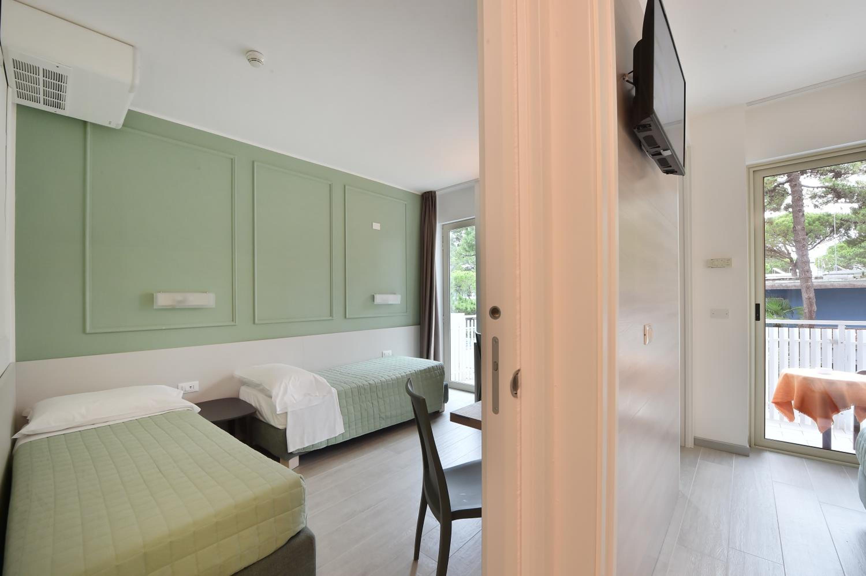 Family Suite with Balcony - Photo 2