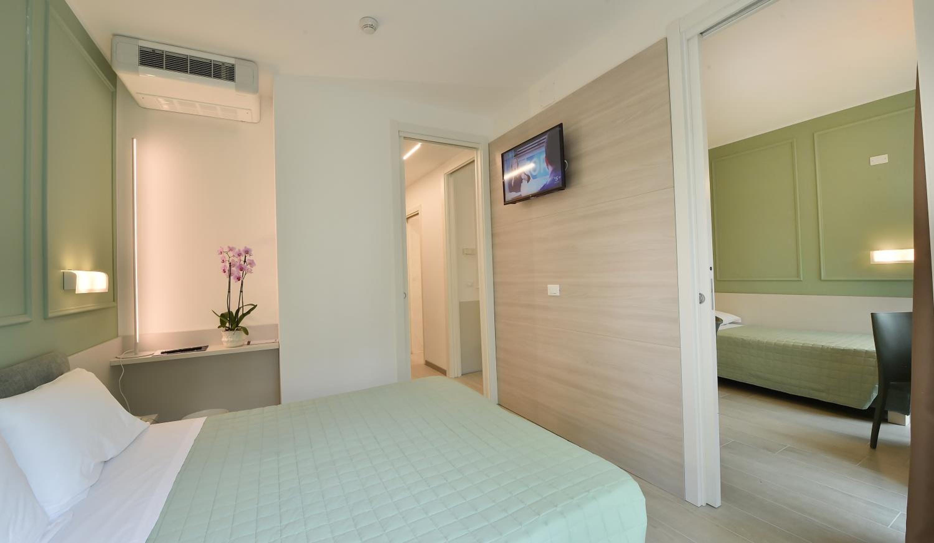 Family Suite with Balcony - Photo 12