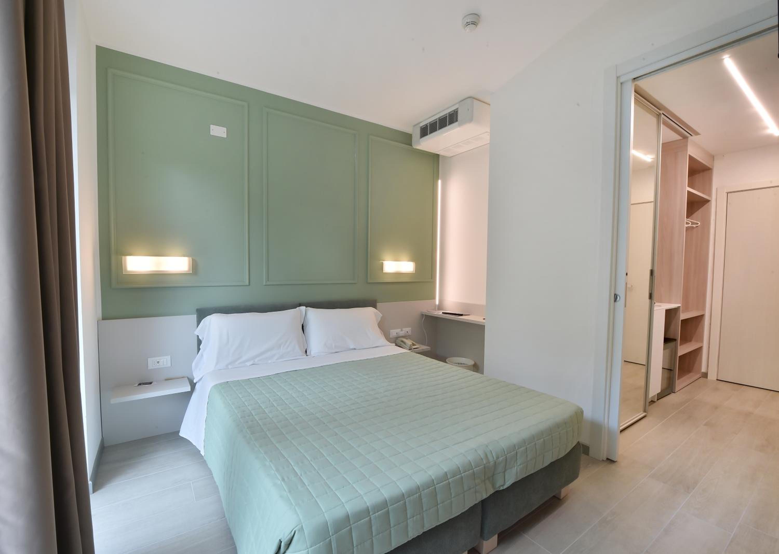 Family Suite with Balcony - Photo 3