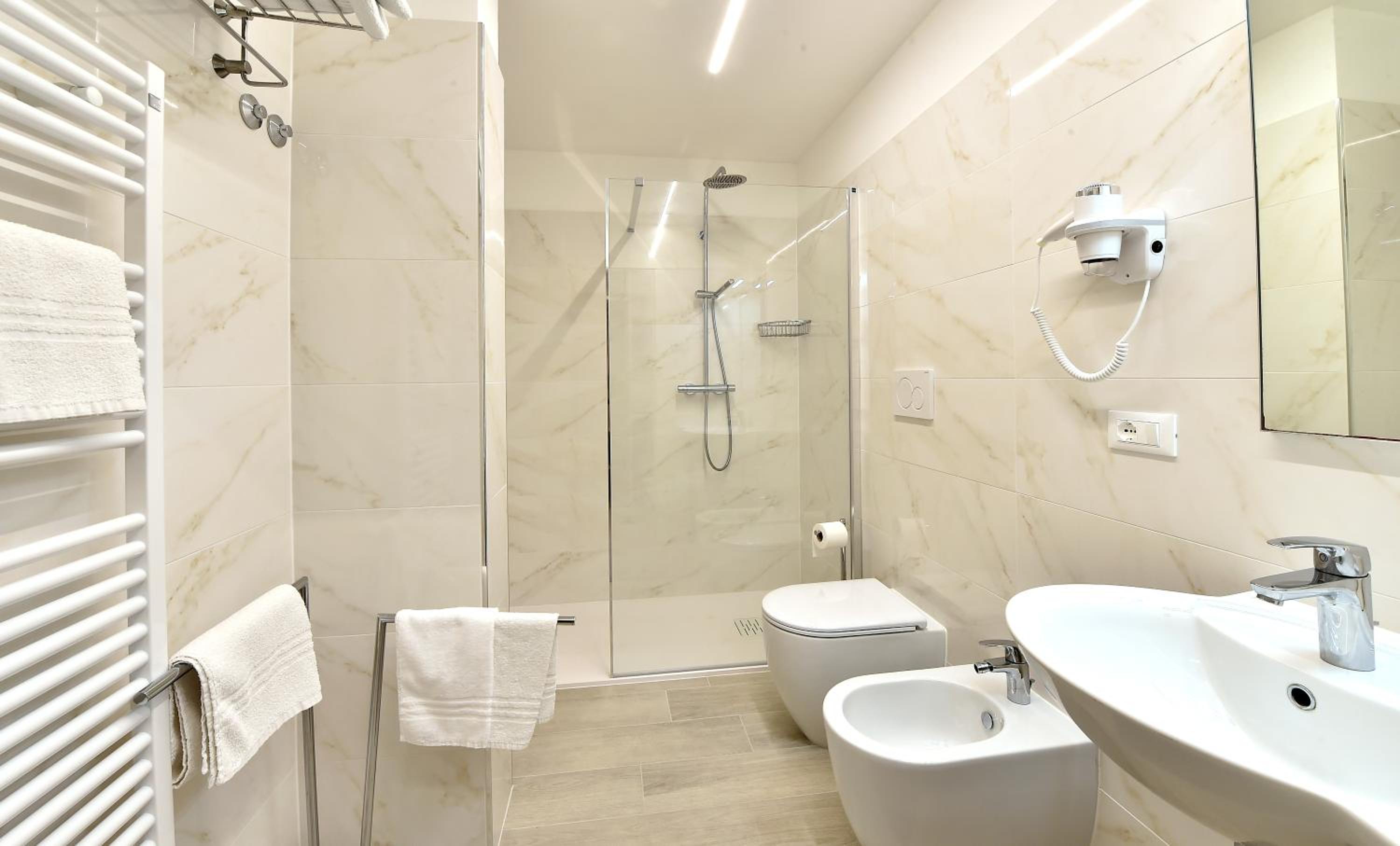 Family Suite with Balcony - Photo 4