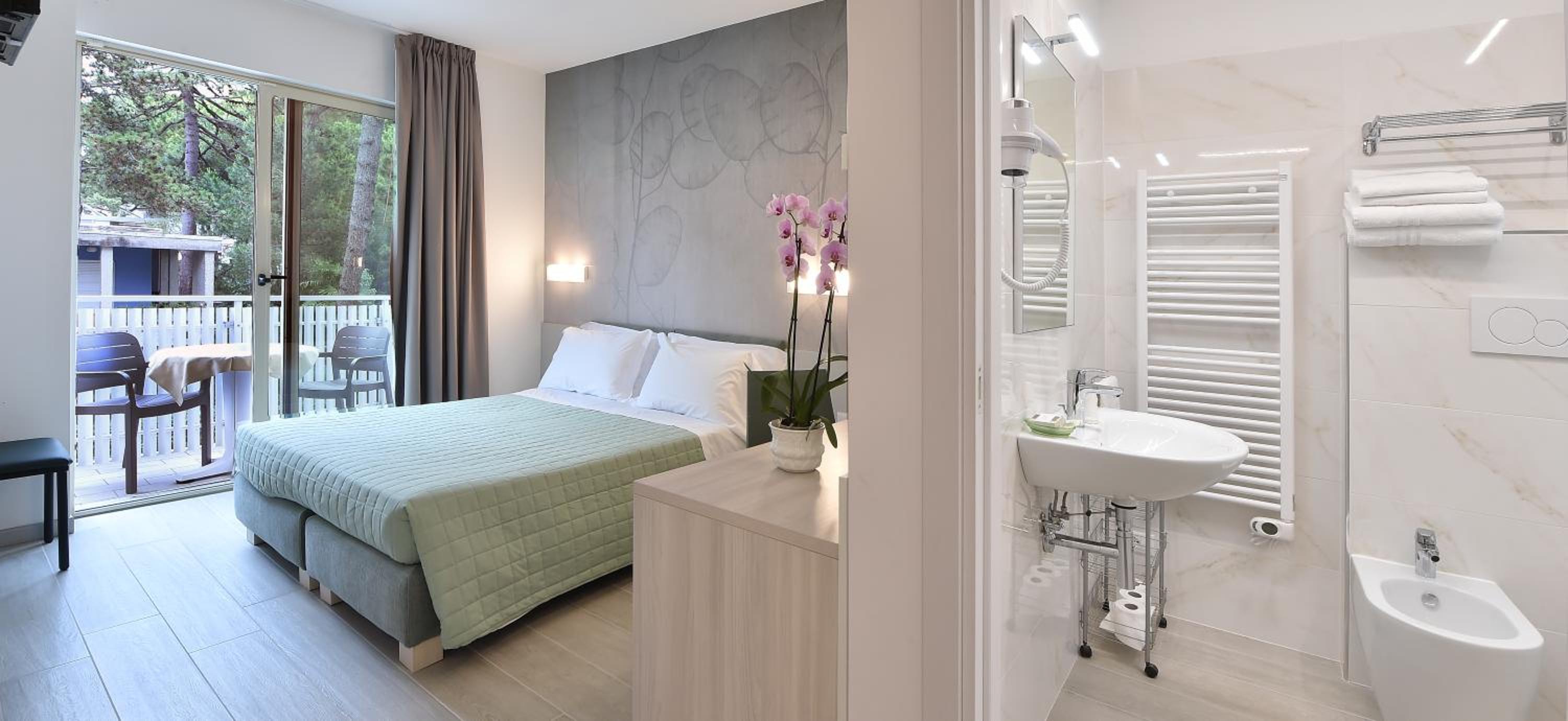Superior Double Room with Balcony - Photo 11