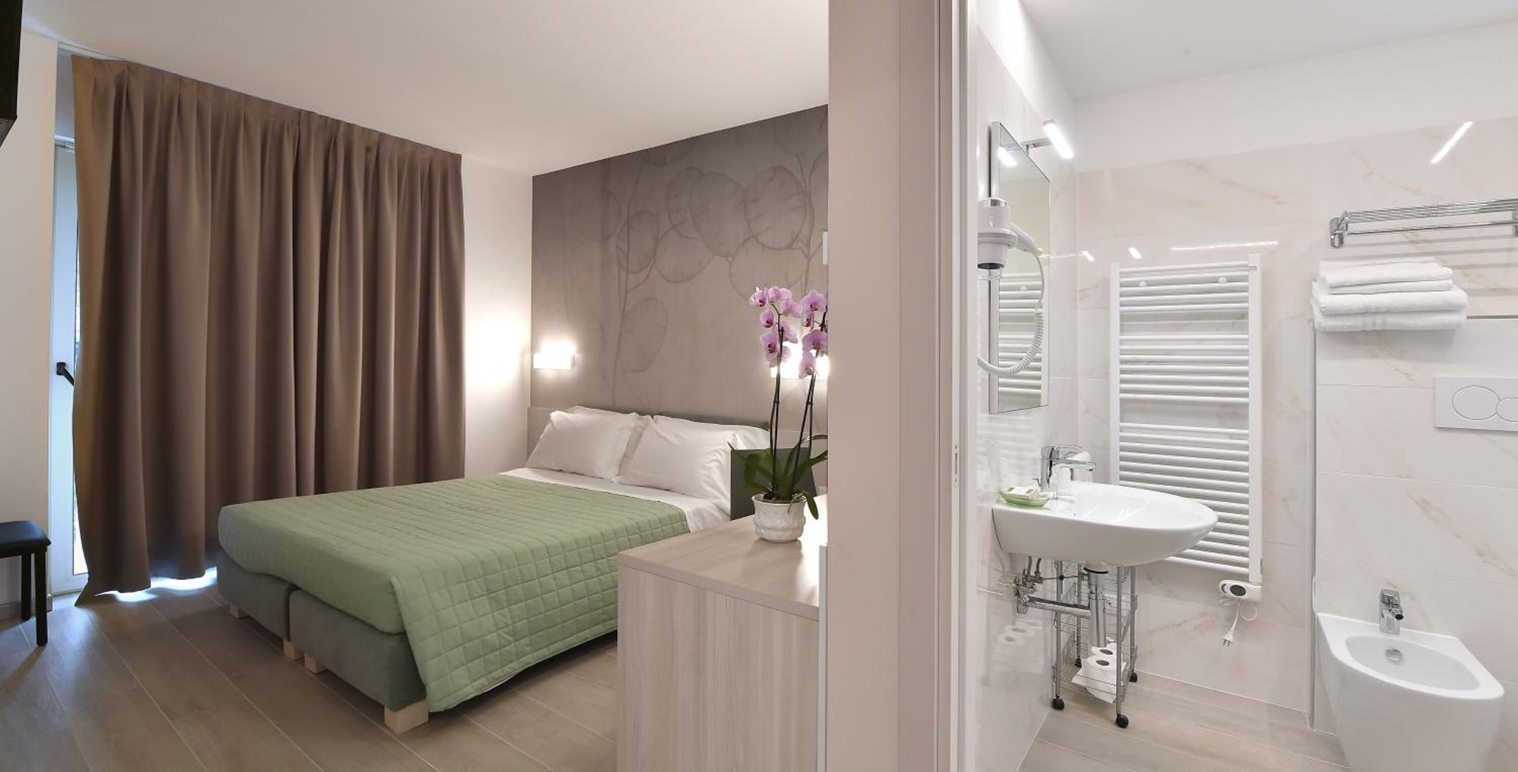 Superior Double Room with Balcony - Photo 10