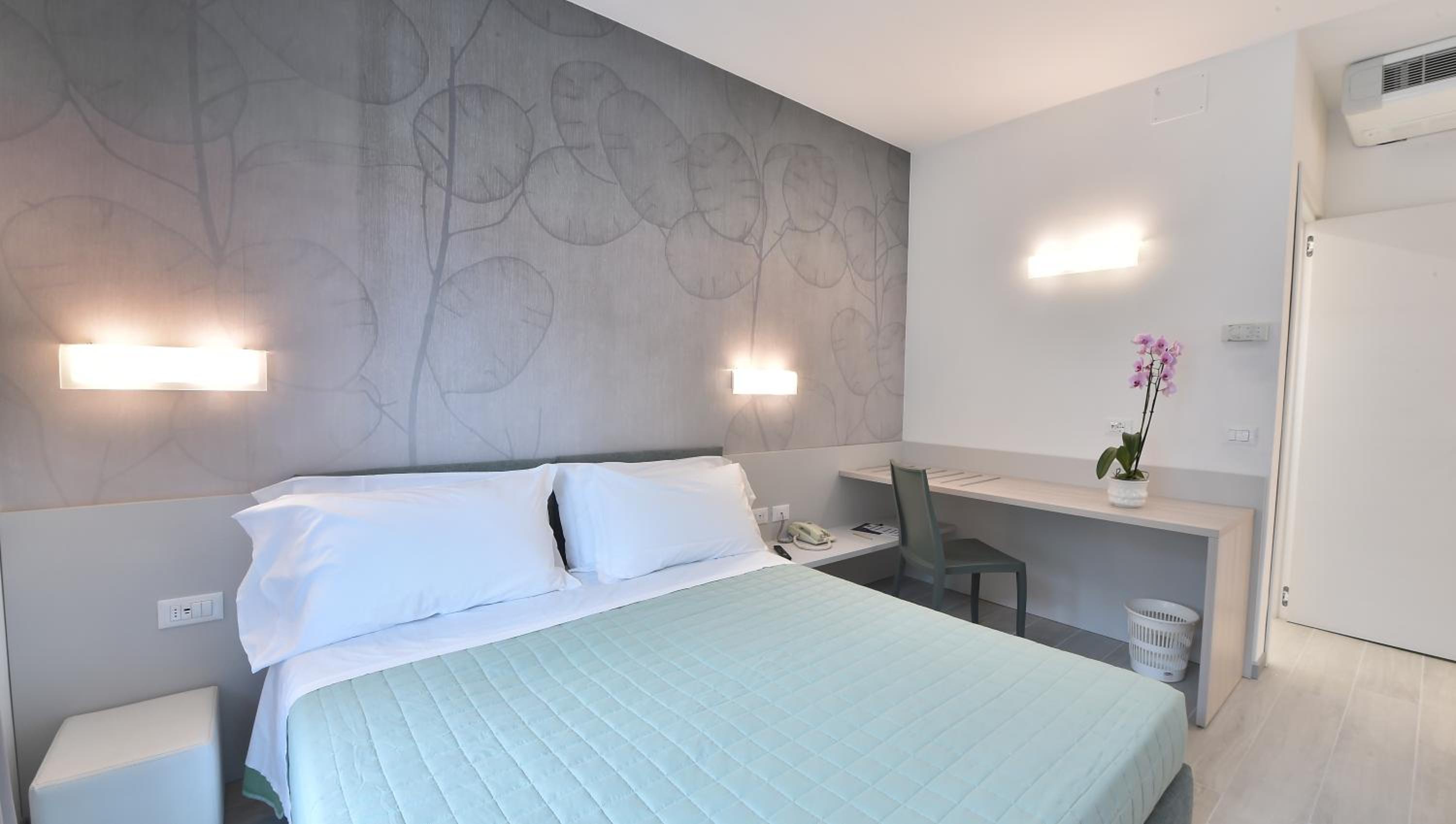 Superior Double Room with Balcony - Photo 3
