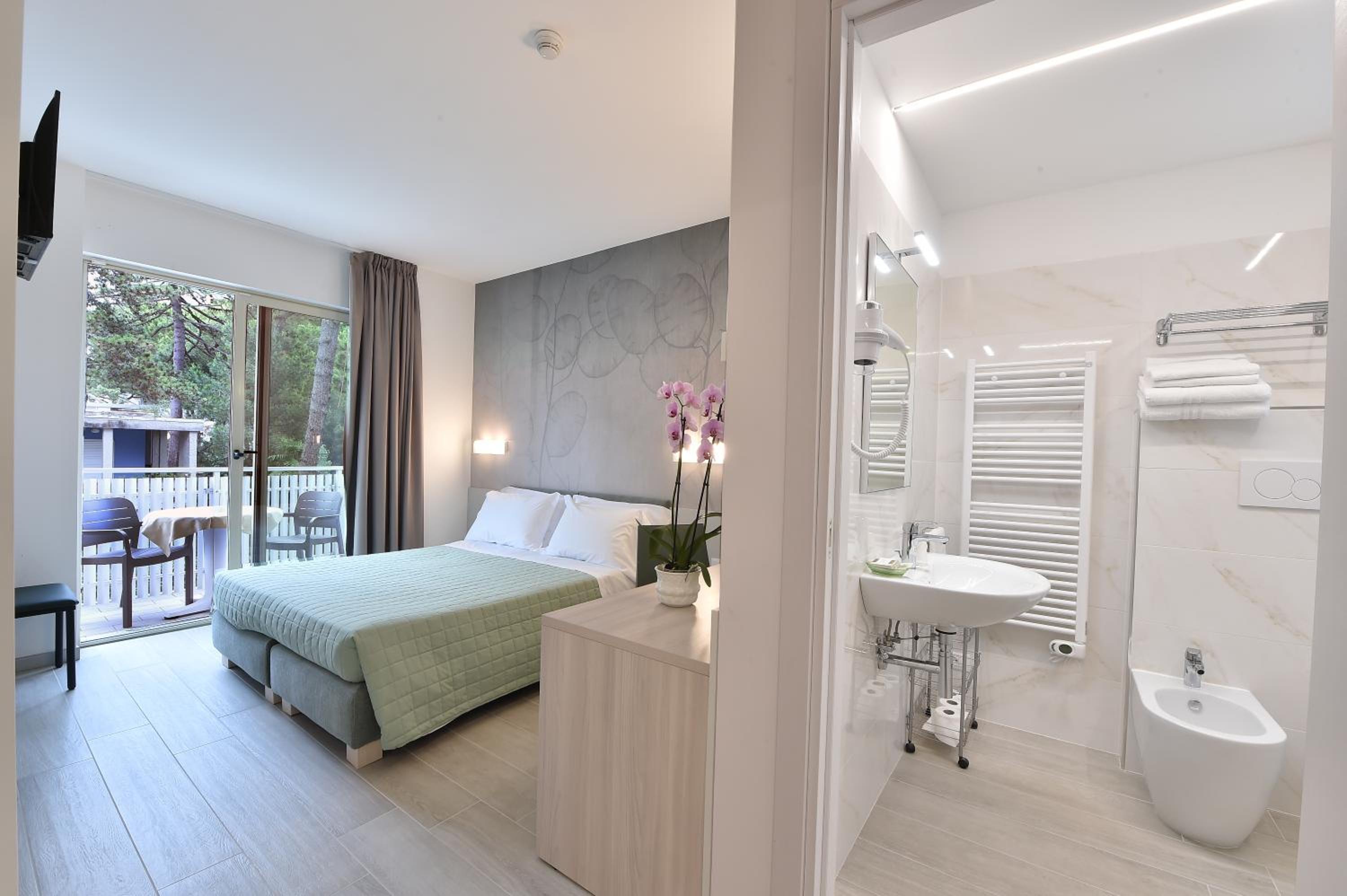 Superior Double Room with Balcony - Photo 9