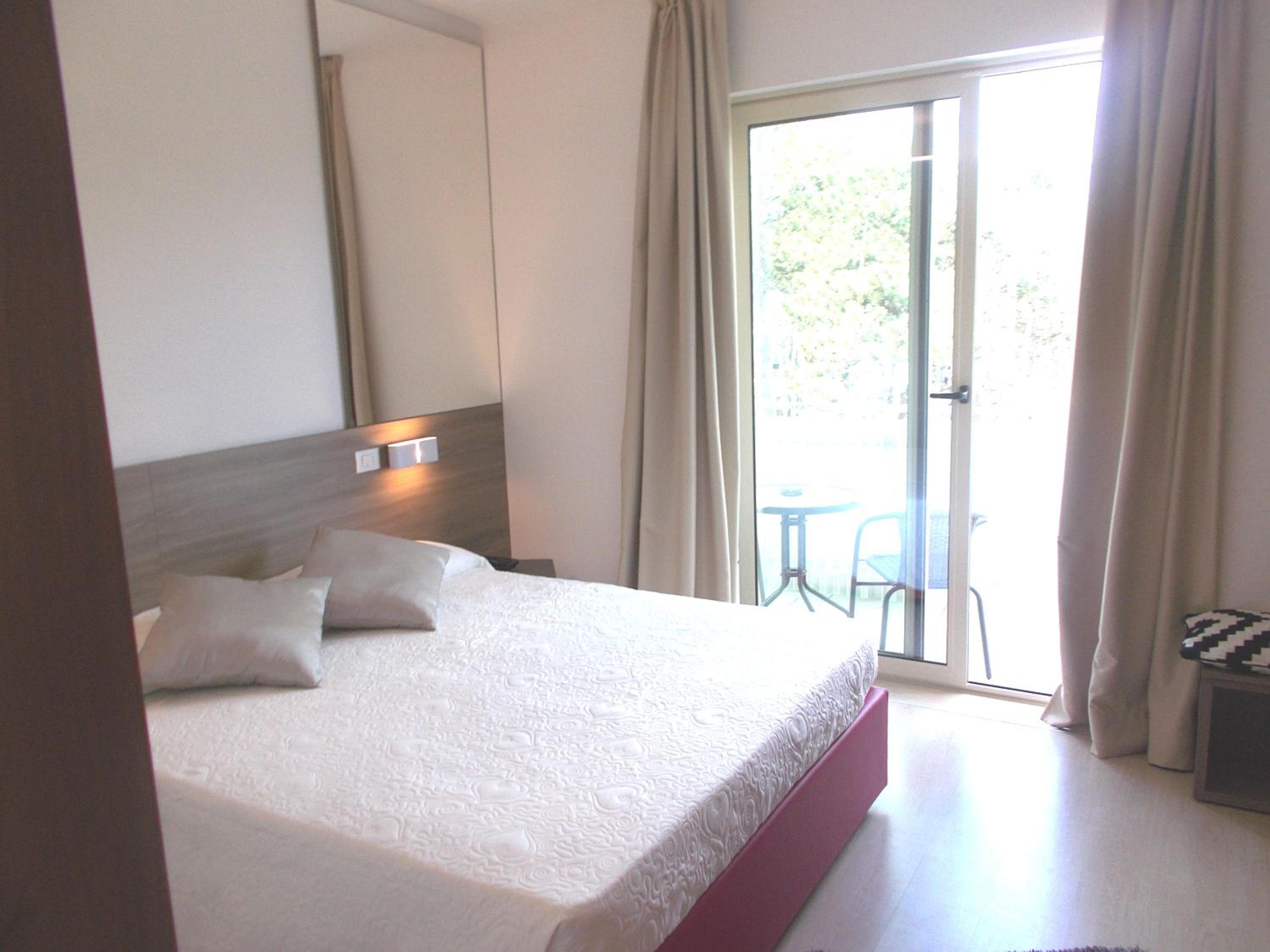Junior Suite with Balcony - Photo 4