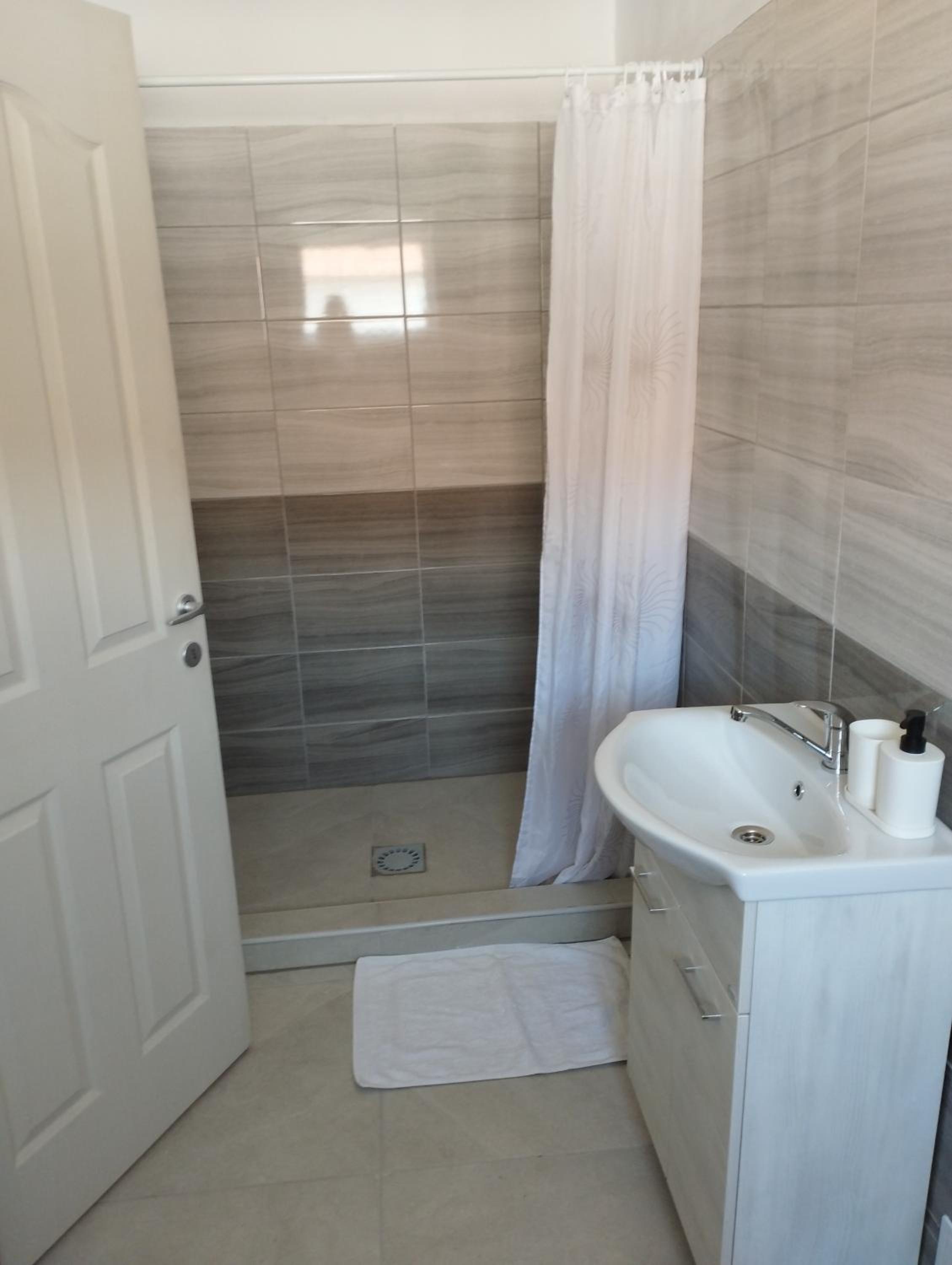 Premium Quadruple Room - Photo 12