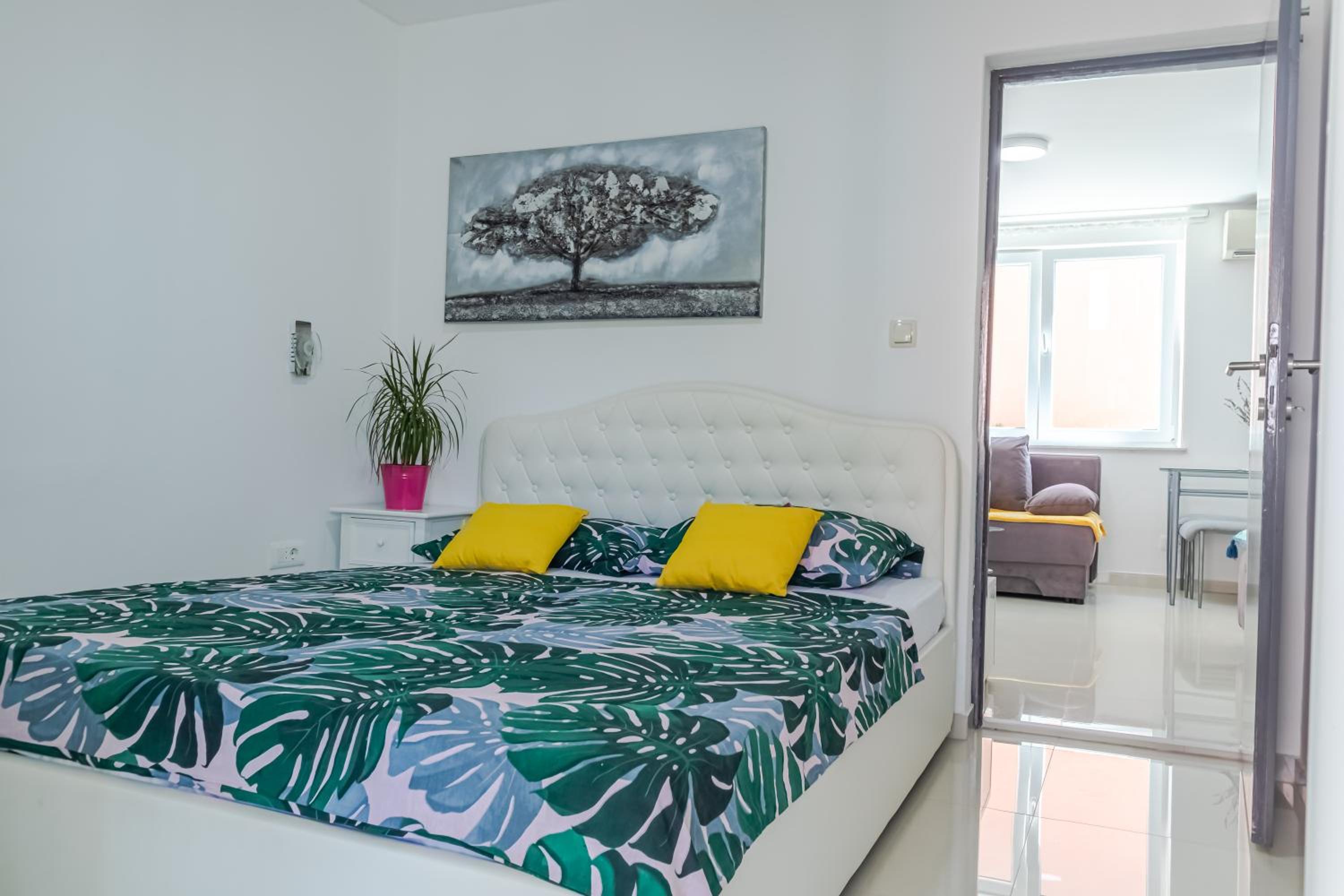 One-Bedroom Apartment - Photo 2