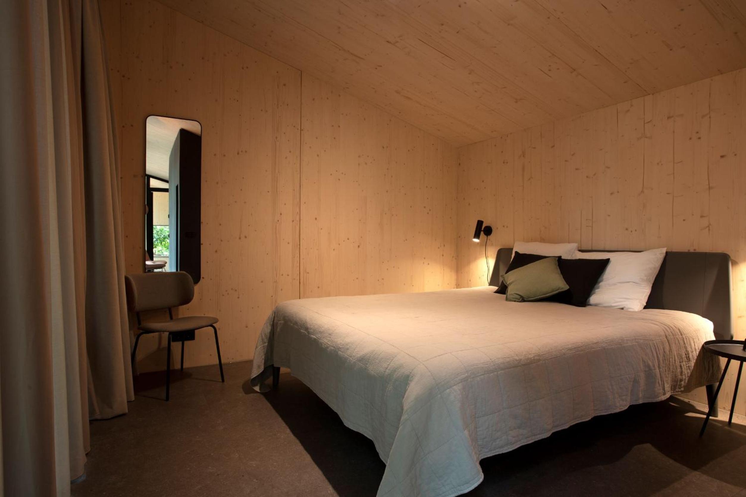 Deluxe King Suite - Photo 7