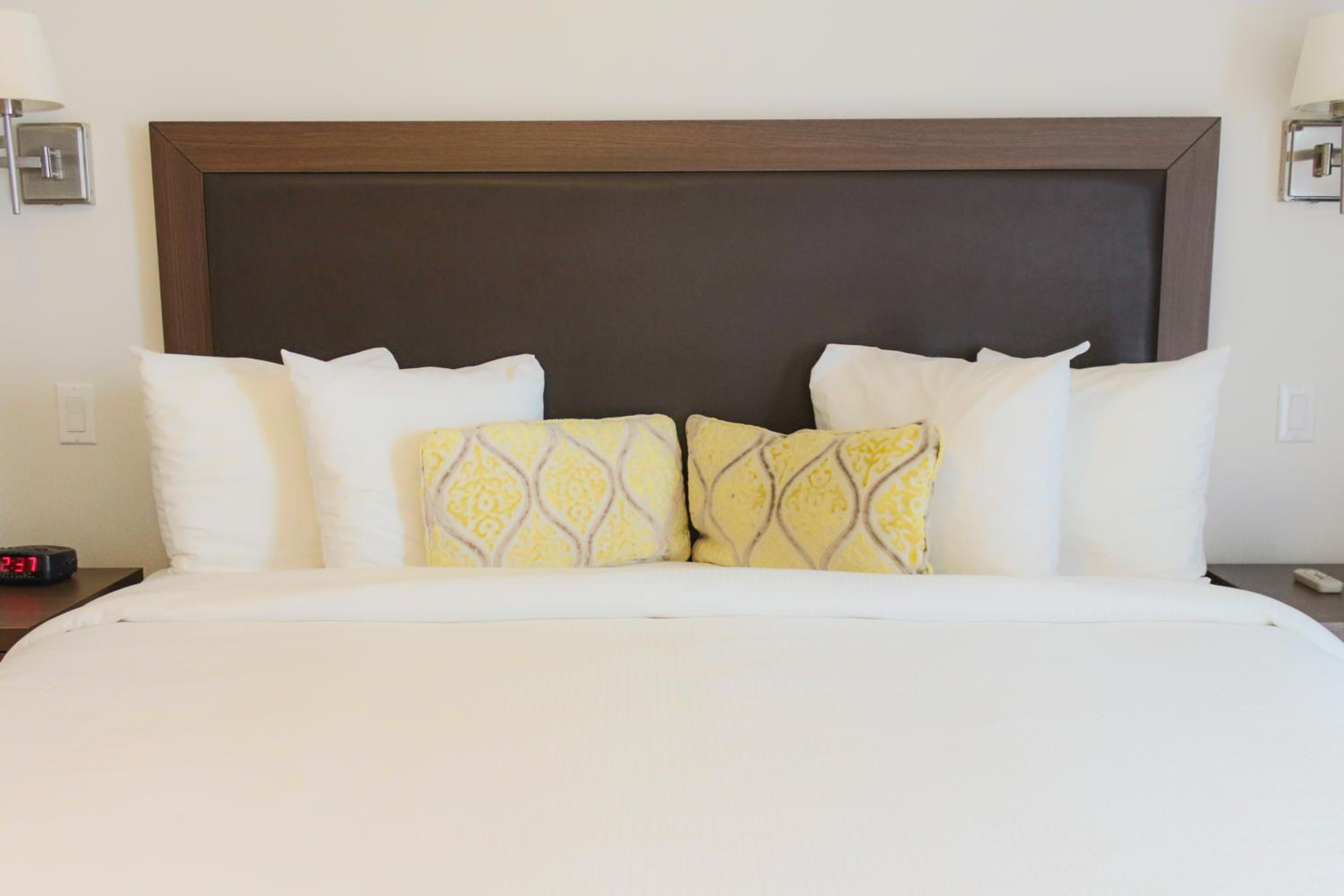Standard King Room - No Resort Fee - Photo 2