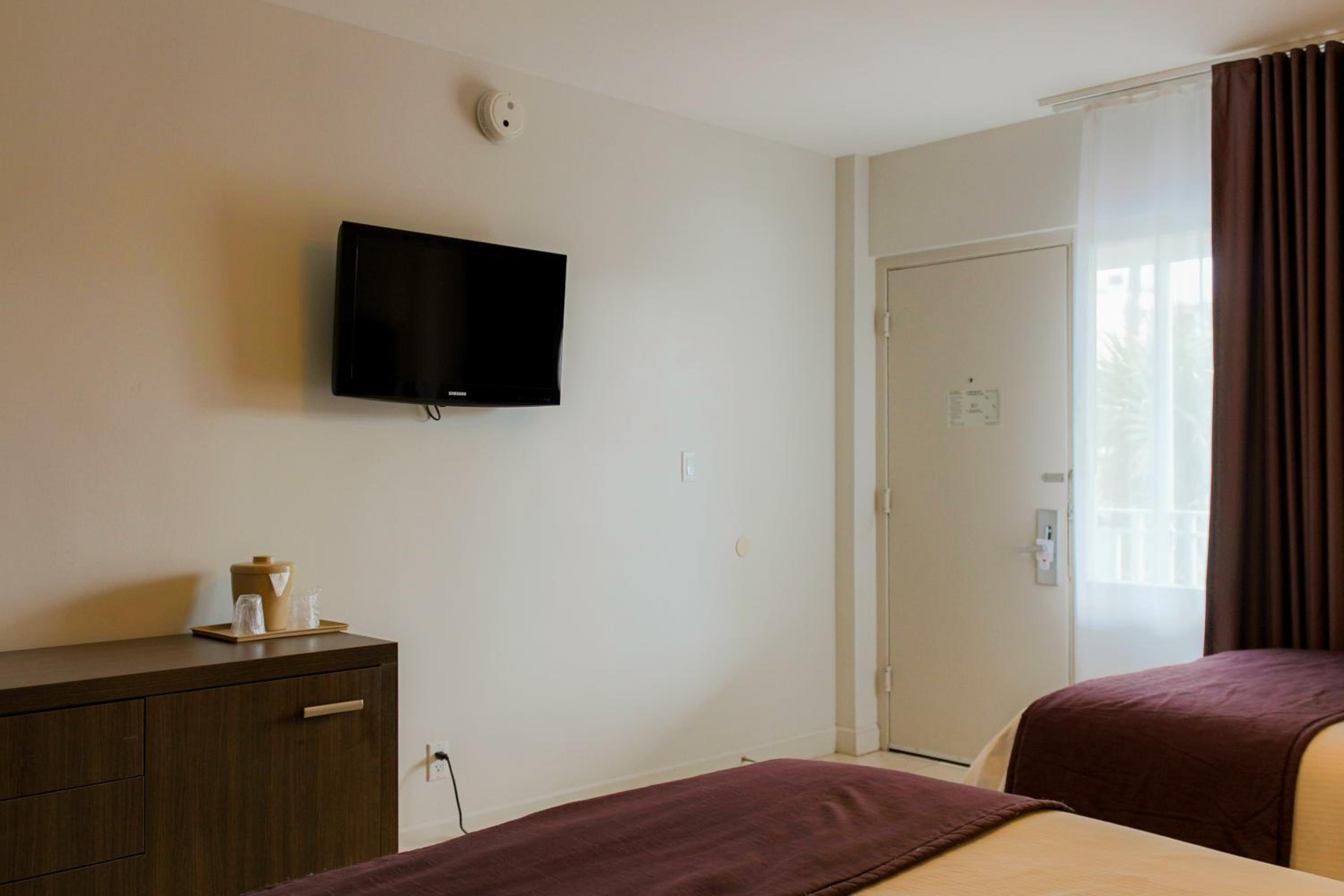 Standard Double Room with Two Double Beds - No Resort Fee - Photo 2
