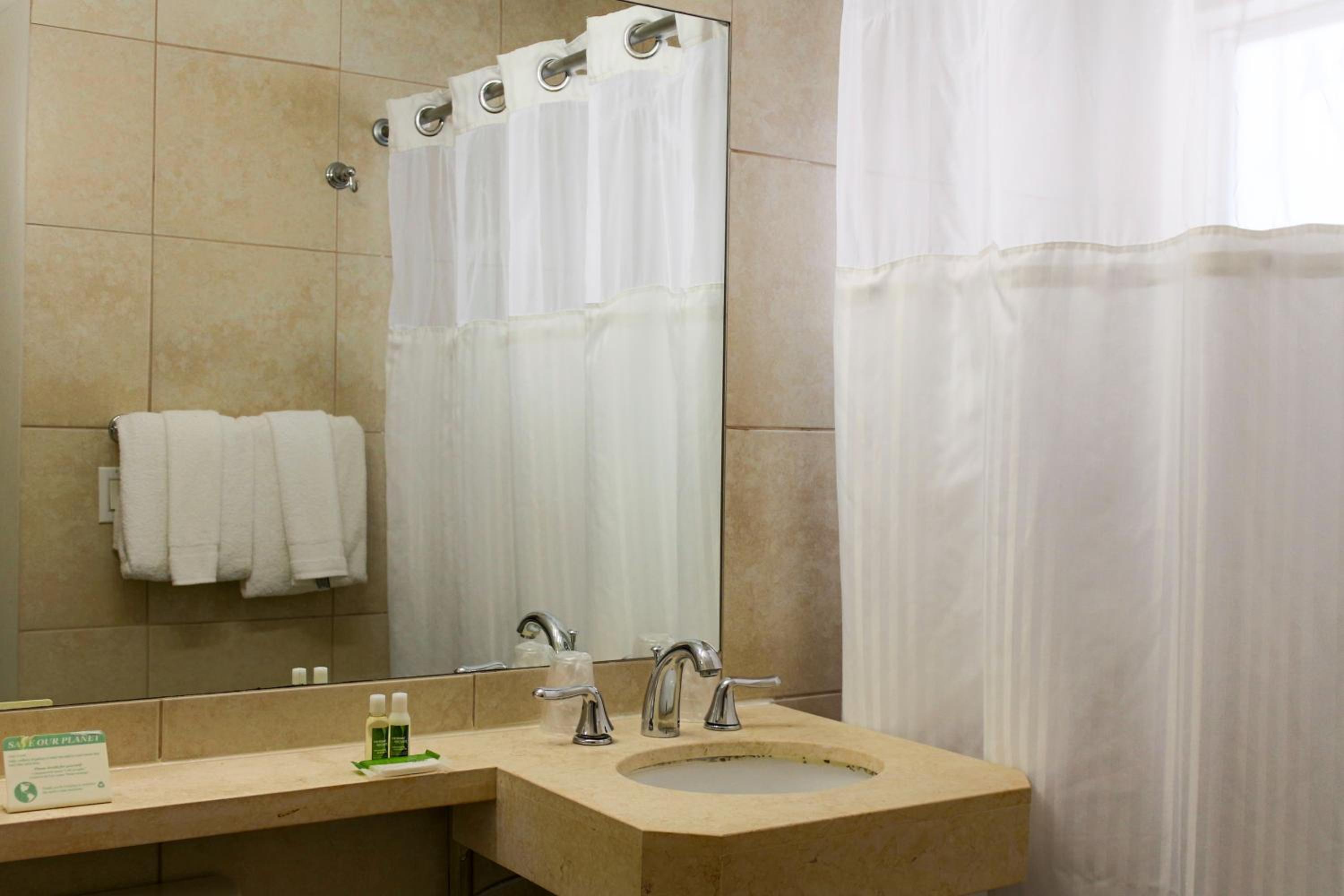 Standard Double Room with Two Double Beds - No Resort Fee - Photo 3