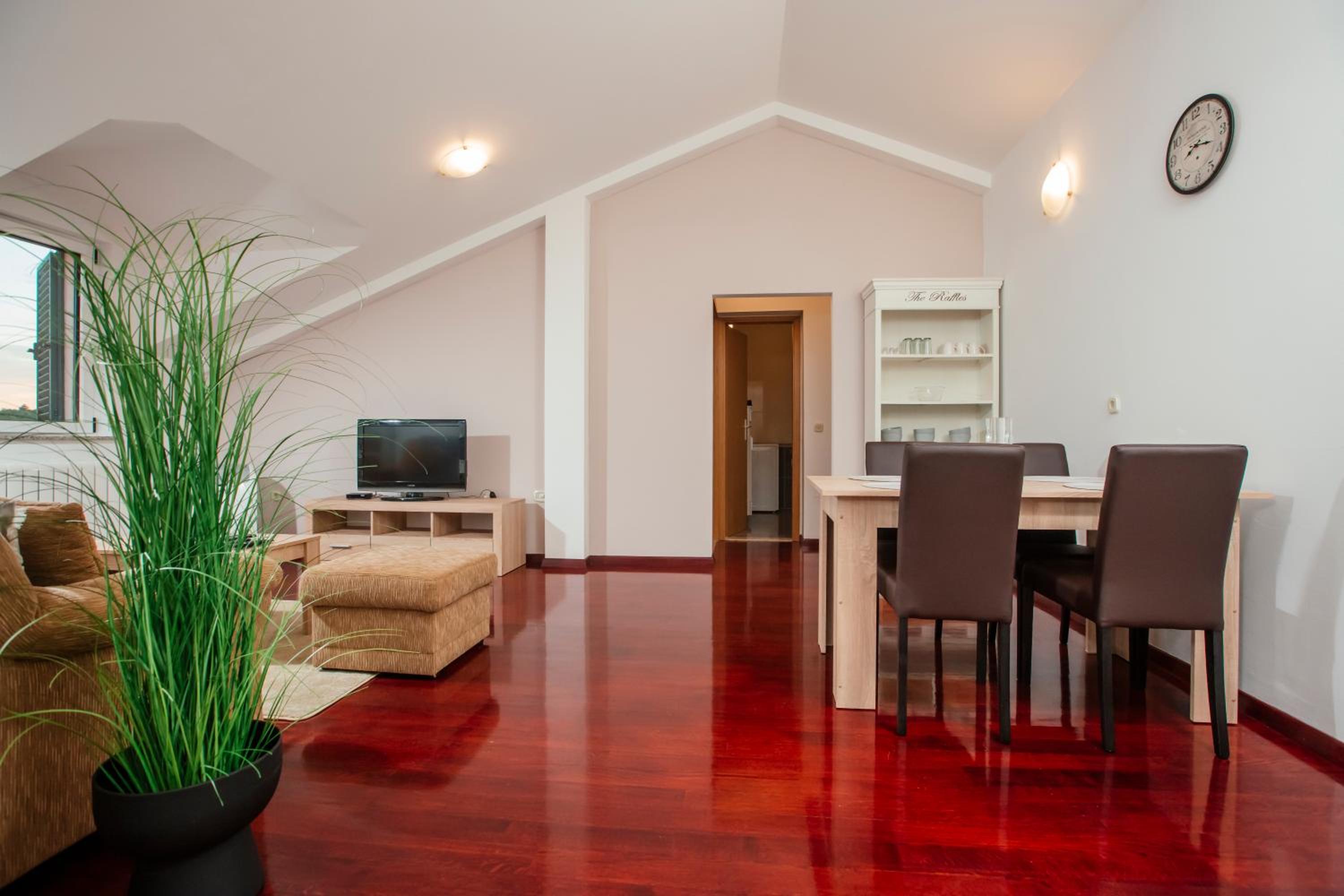 One-Bedroom Apartment - Photo 1