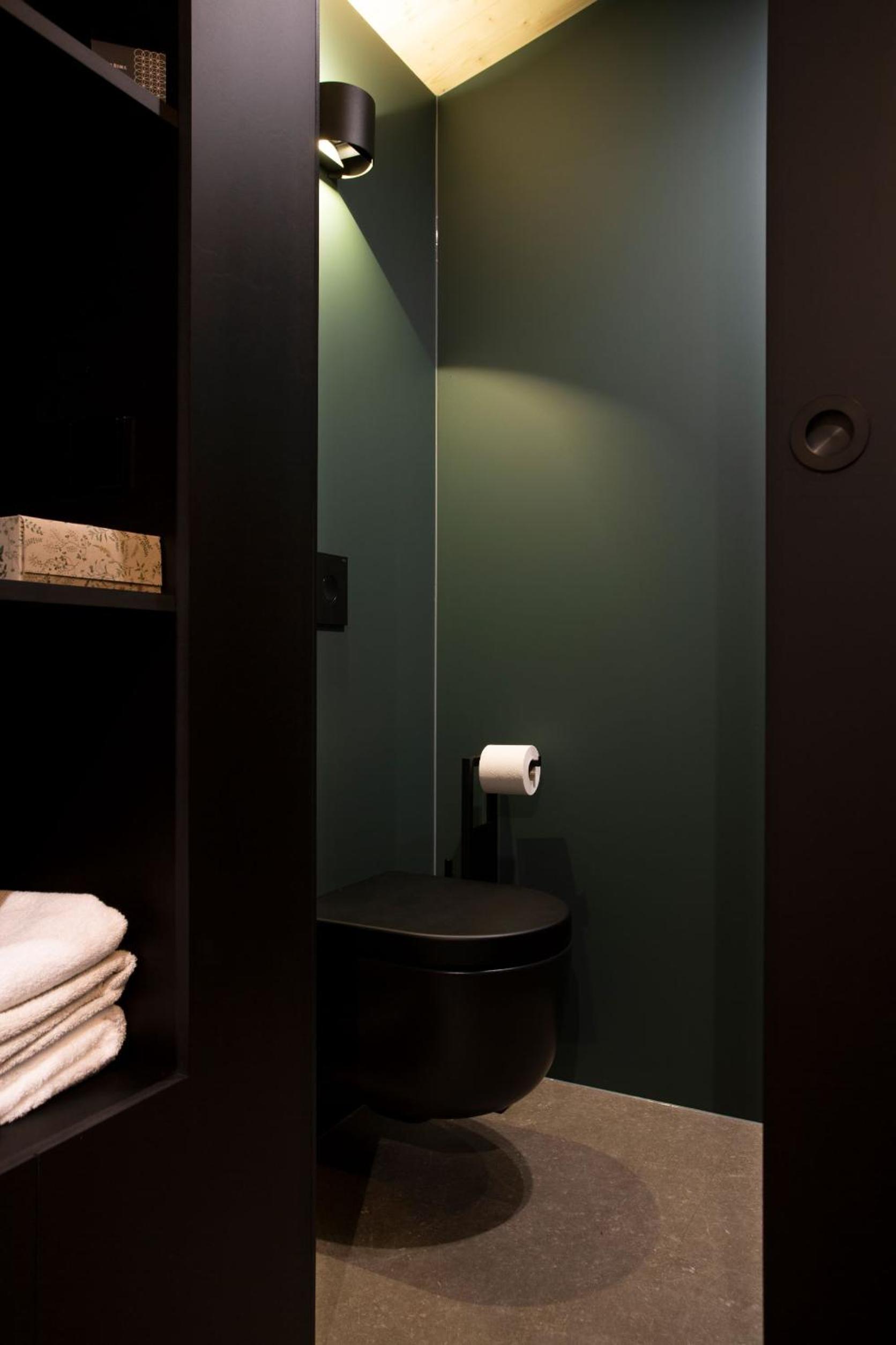 Deluxe King Suite - Photo 11
