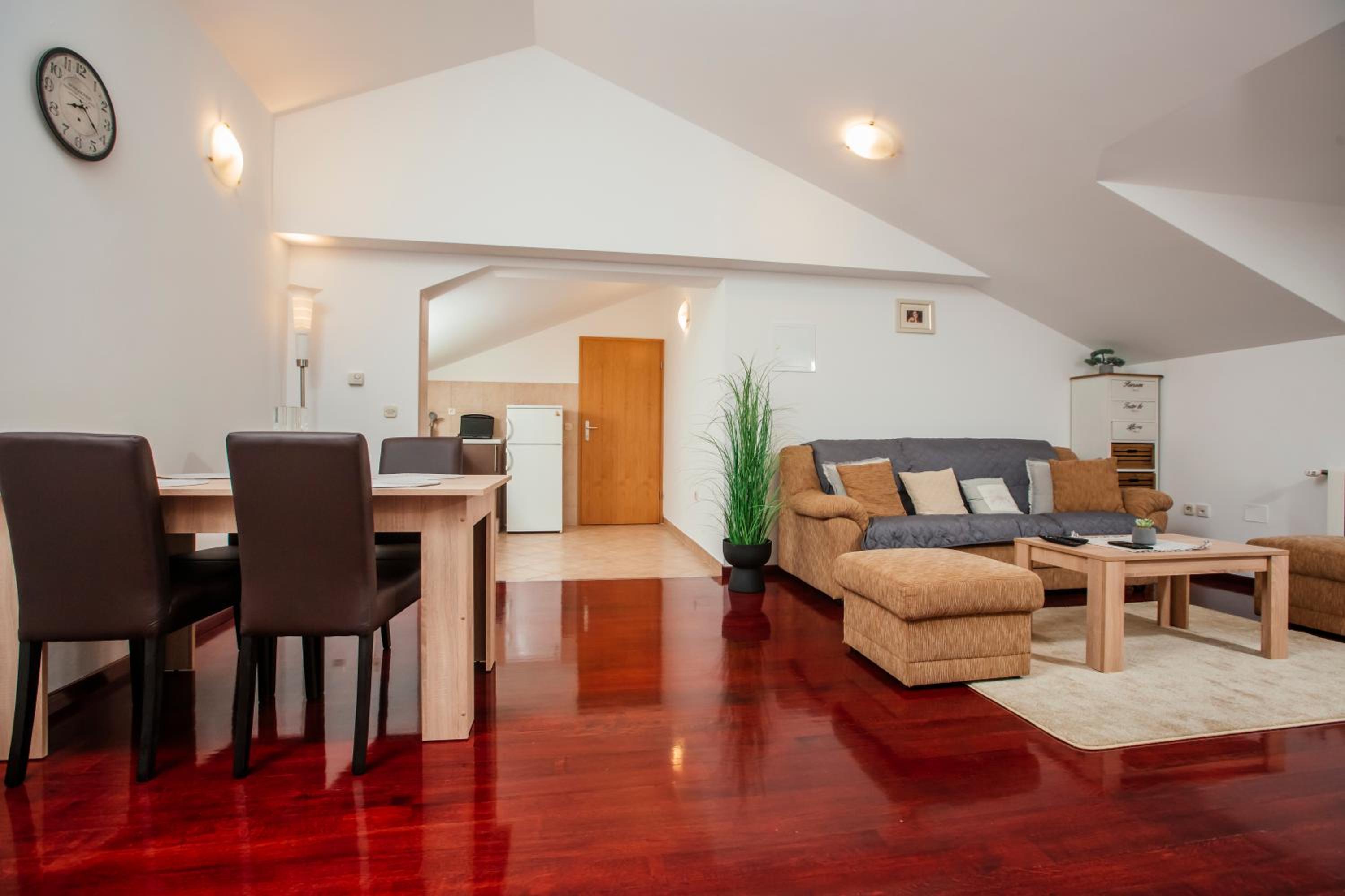 One-Bedroom Apartment - Photo 3
