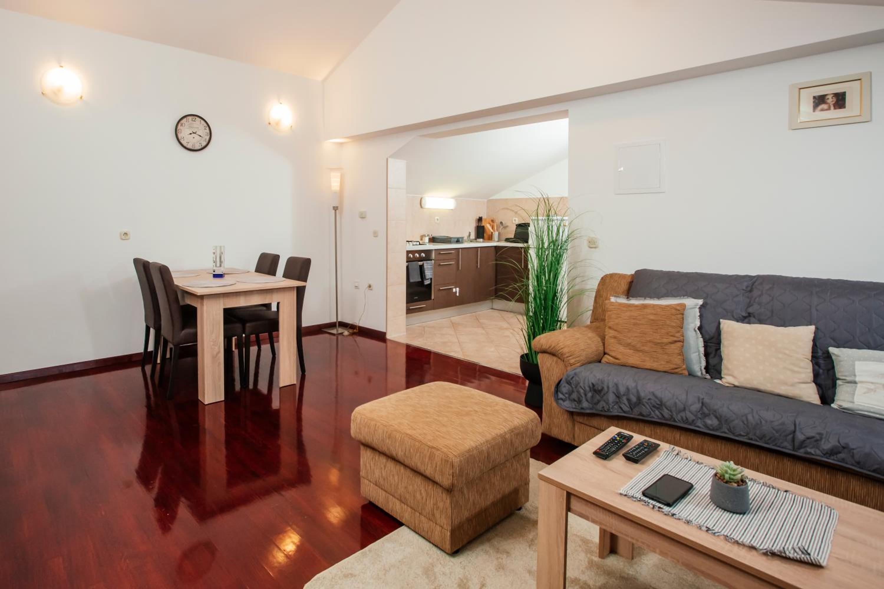 One-Bedroom Apartment - Photo 2