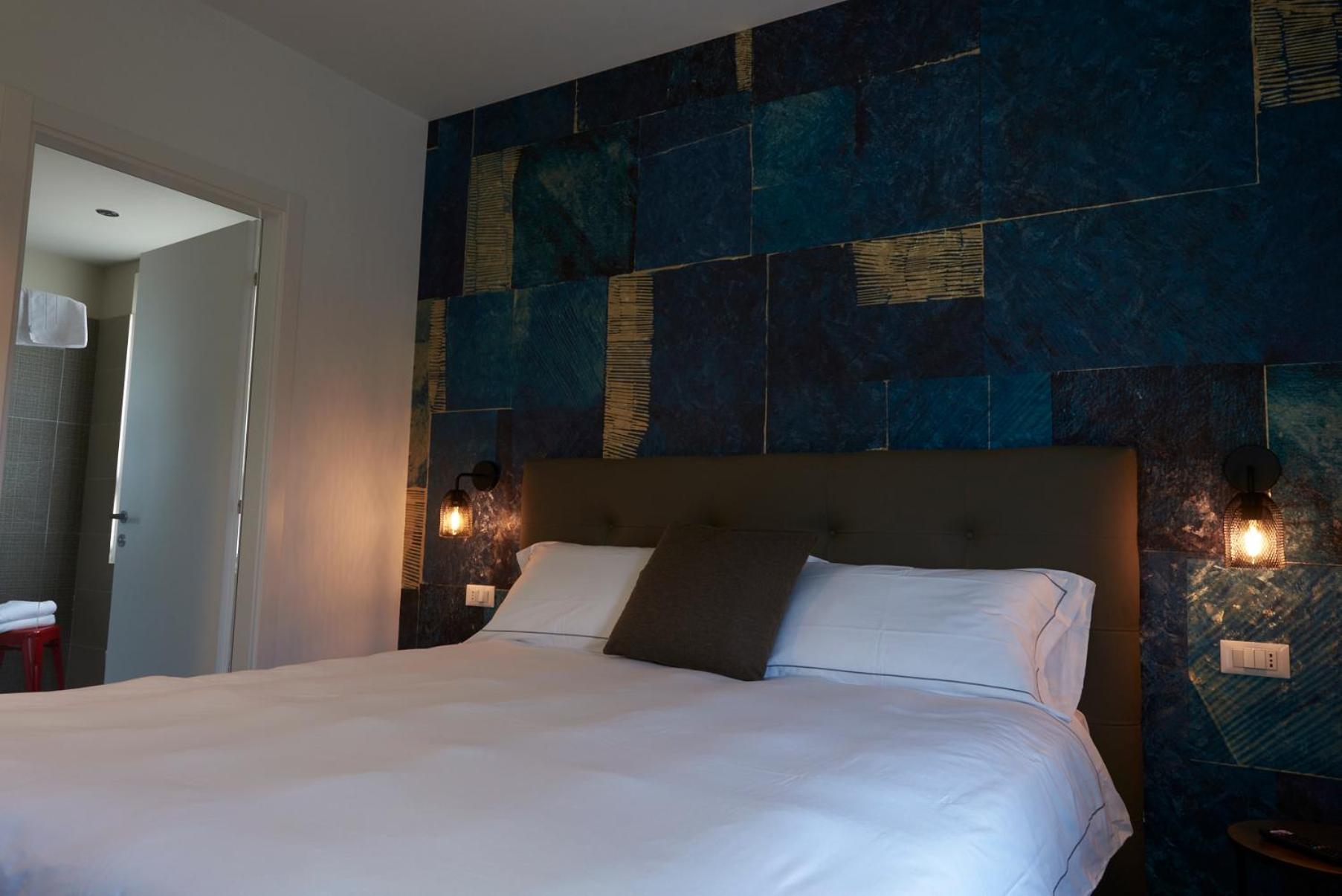 Deluxe King Room - Photo 11