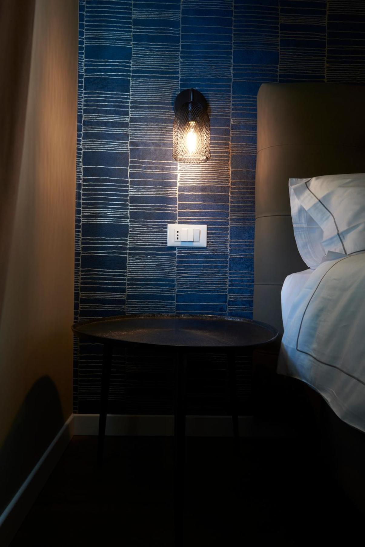 Deluxe King Room - Photo 10
