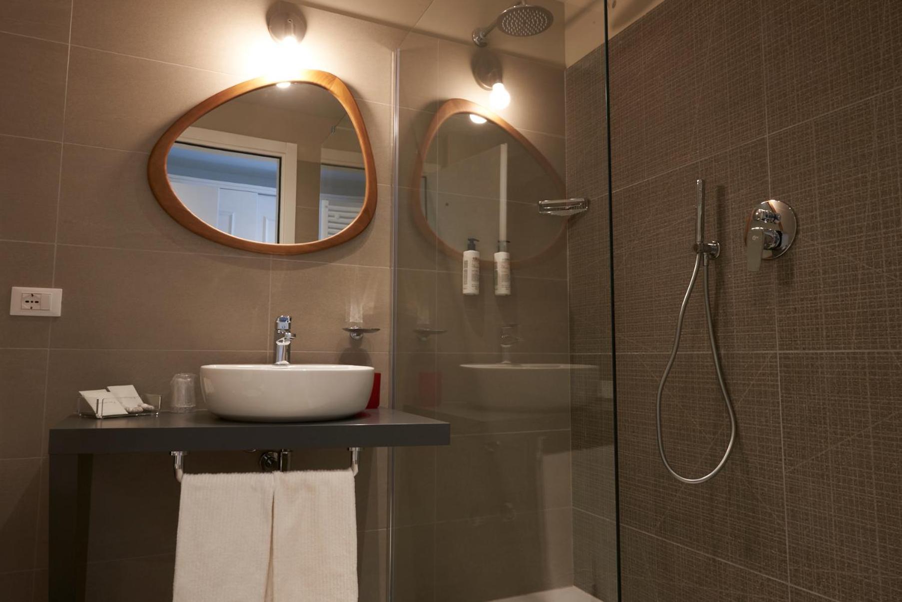 Deluxe King Room - Photo 8
