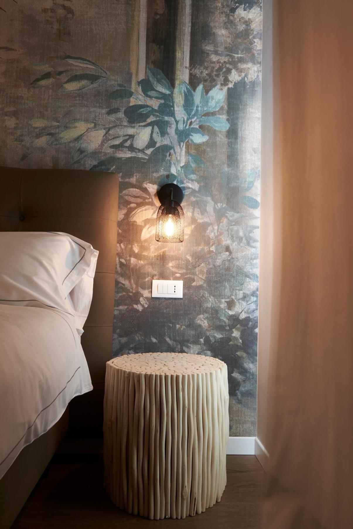 Deluxe King Room - Photo 9