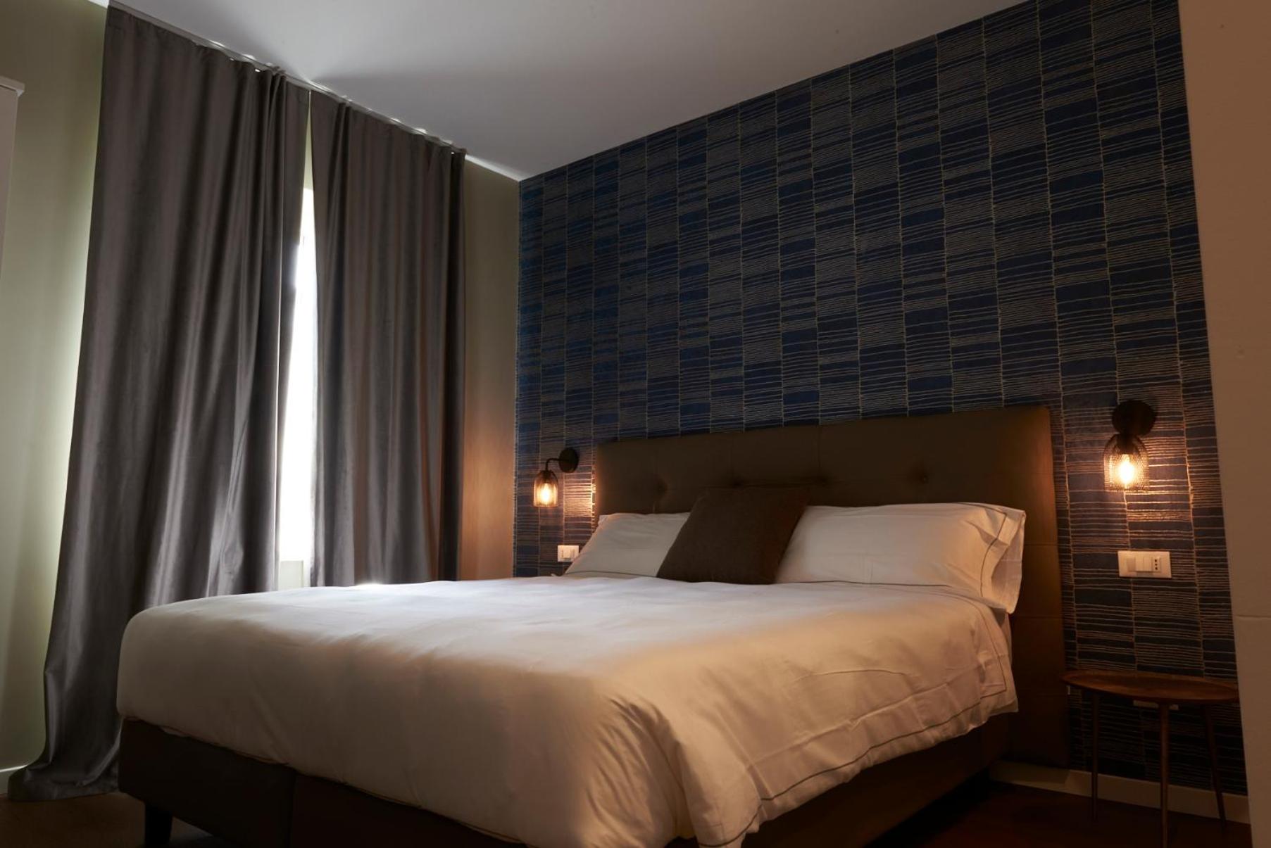 Deluxe King Room - Photo 7
