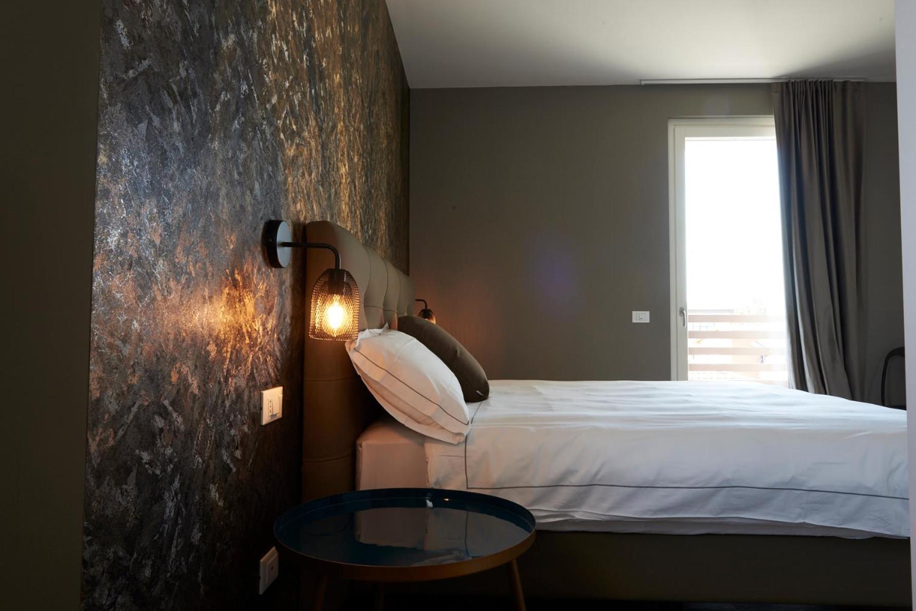 Deluxe King Room with Balcony - Photo 1