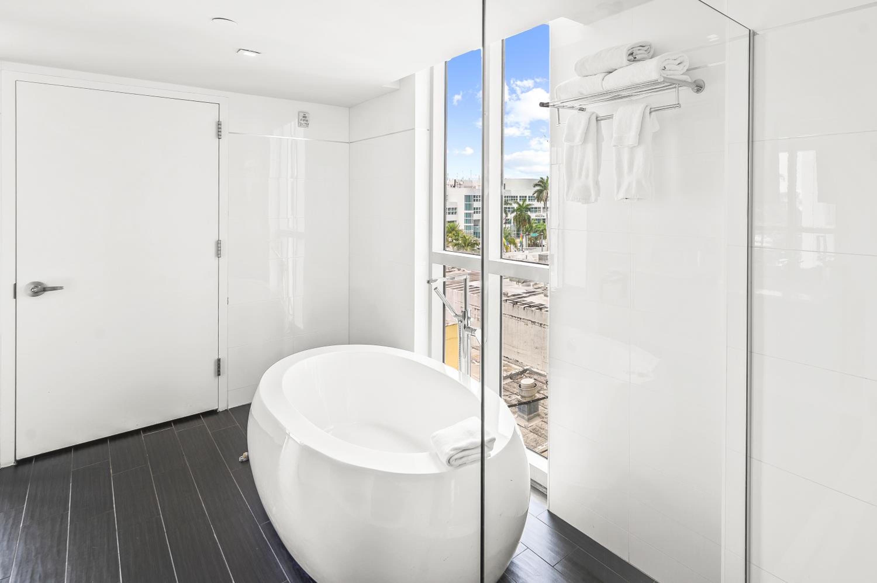 King Suite with Balcony and Bathtub thumbnail 6