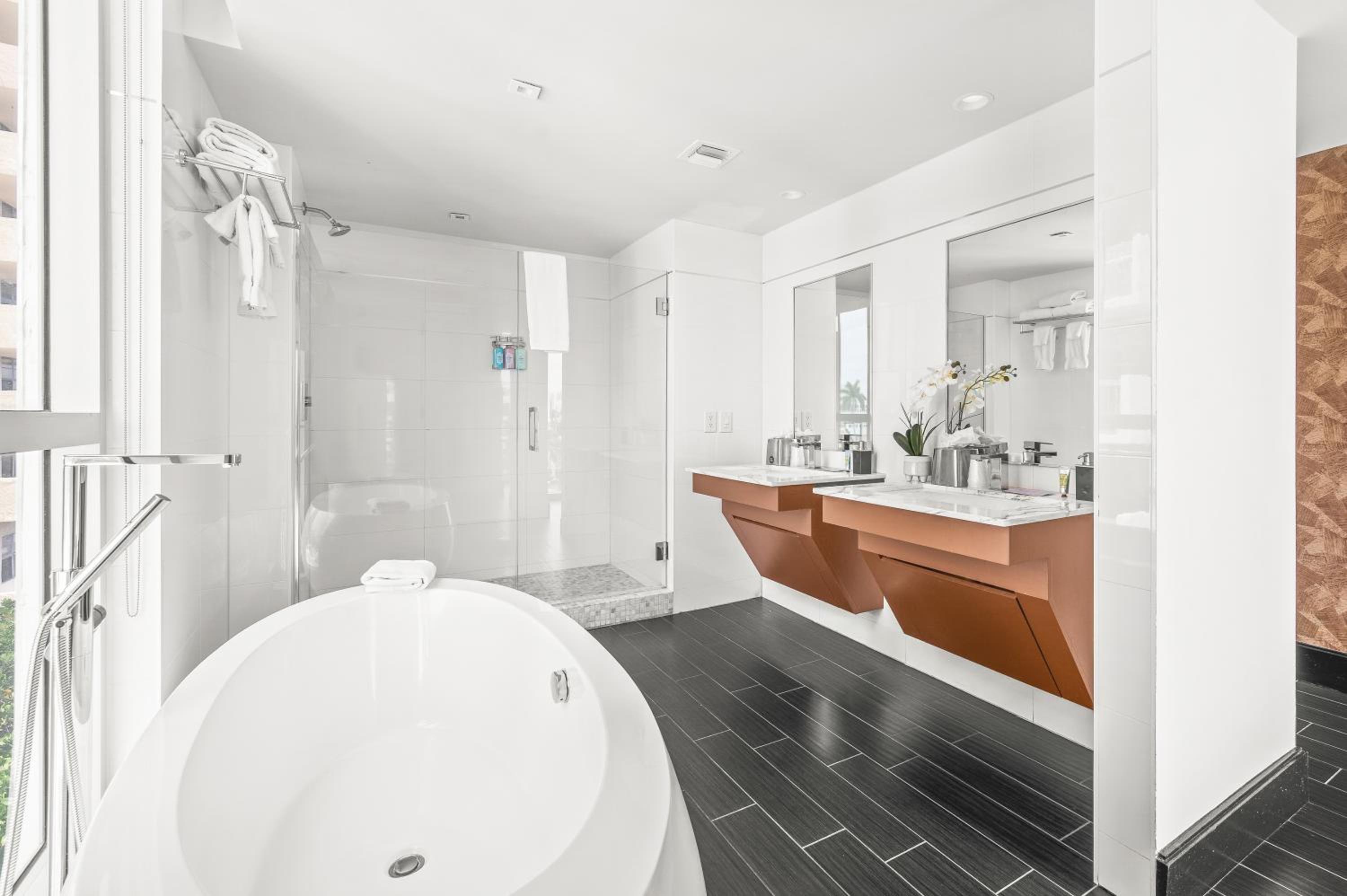 King Suite with Balcony and Bathtub